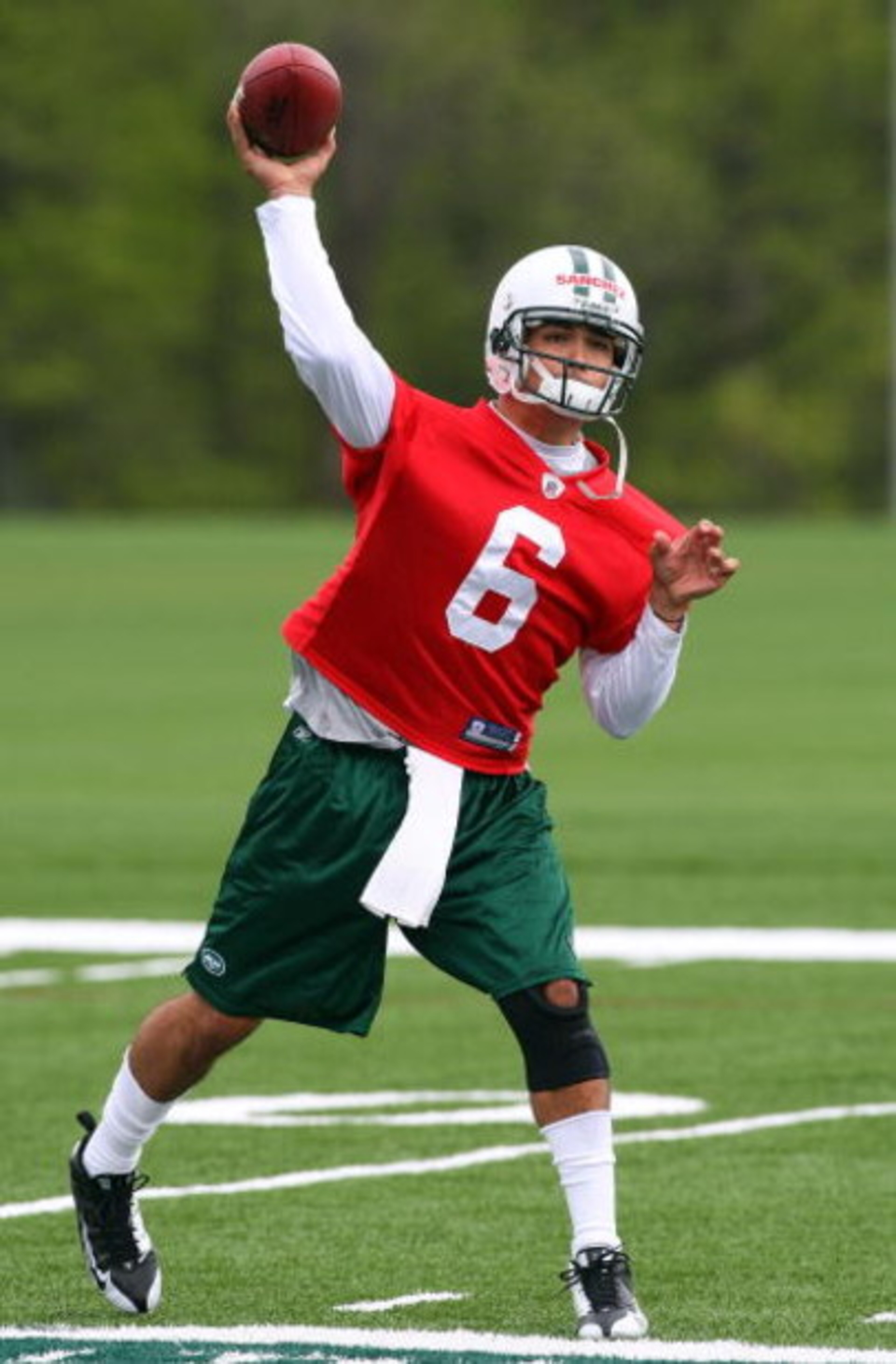 FLORHAM PARK, NJ - MAY 02:  Quarterback Mark Sanchez #6 of the New York Jets throws a pass during minicamp on May 2, 2009 at the Atlantic Health Jets Training Center in Florham Park, New Jersey.  (Photo by Jim McIsaac/Getty Images)