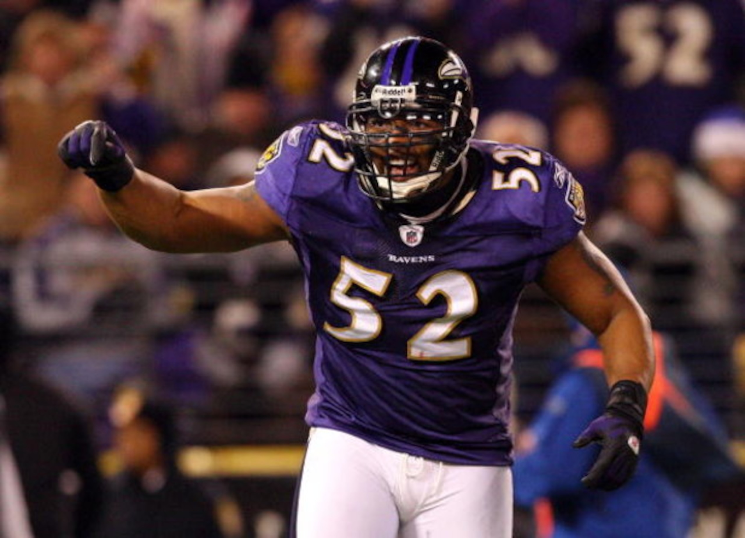 BALTIMORE - DECEMBER 14:  Ray Lewis #52 of the Baltimore Ravens reacts against the Pittsburgh Steelers on December 14, 2008 at M&T Bank Stadium in Baltimore, Maryland. The Steelers defeated the Ravens 13-9.  (Photo by Jim McIsaac/Getty Images)