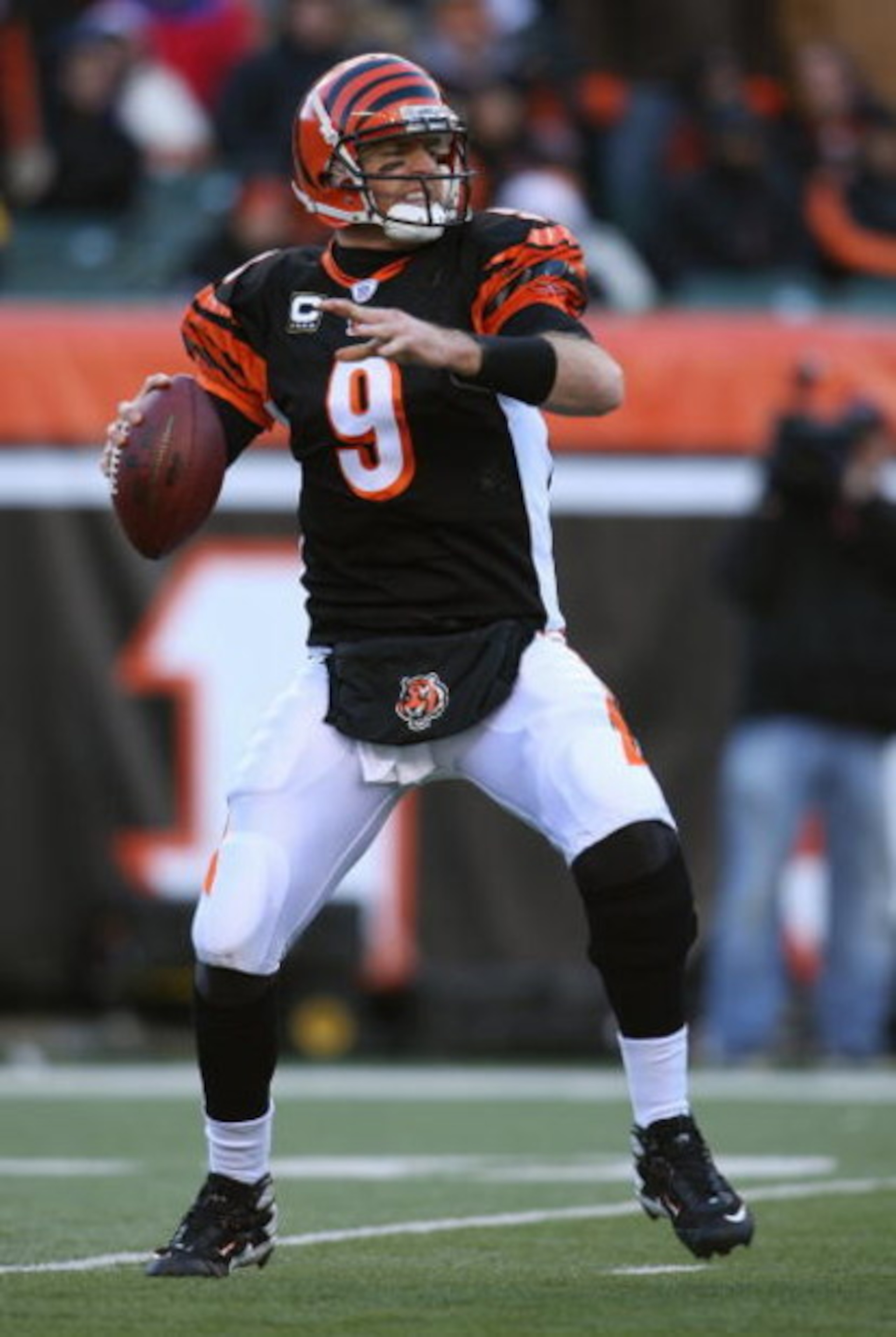 CINCINNATI, OH - DECEMBER 23:  Carson Palmer #9 of the Cincinnati Bengals fades back to pass against the Cleveland Browns on December 23, 2007 at Paul Brown Stadium in Cincinnati, Ohio. (Photo by Andy Lyons/Getty Images)