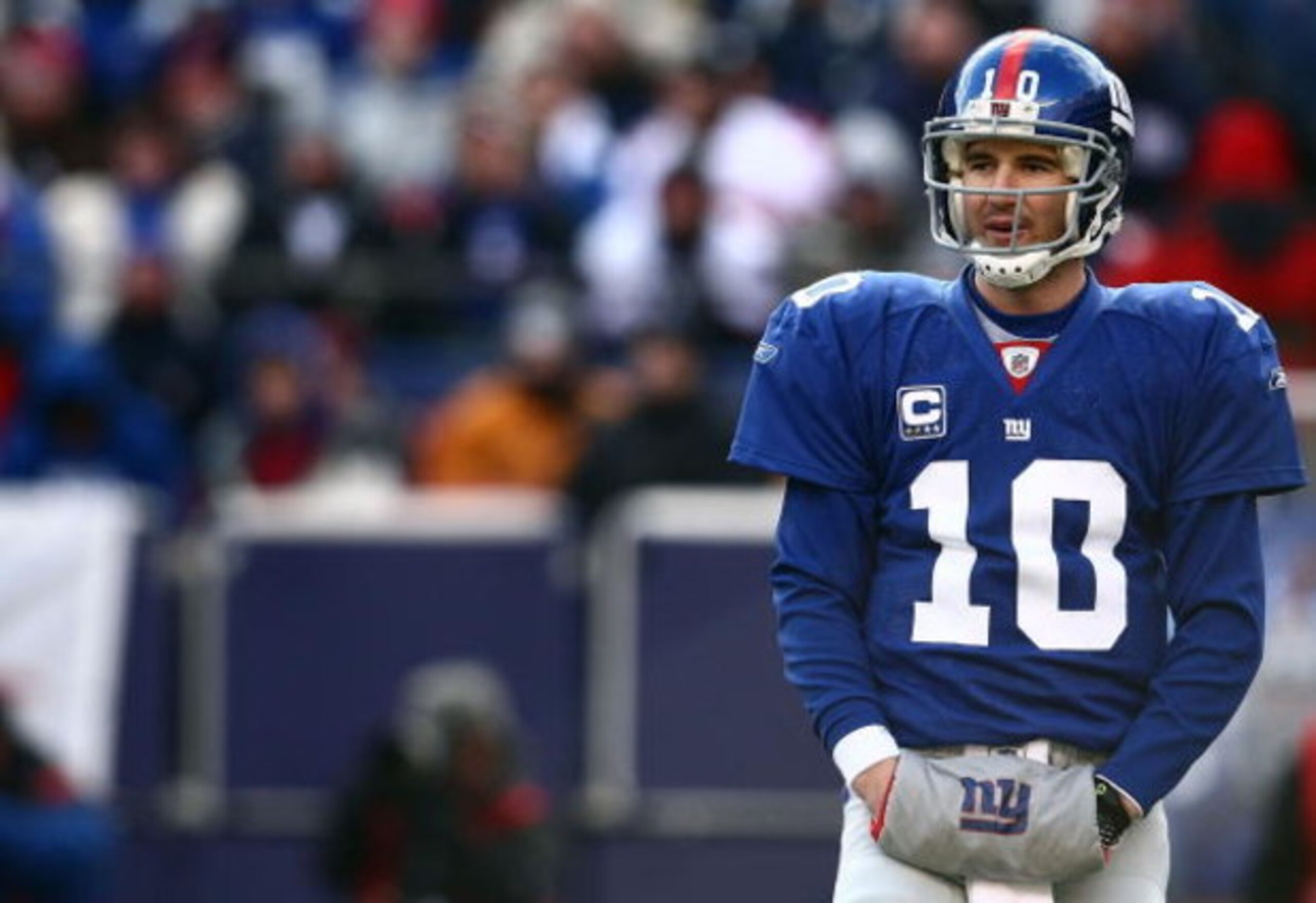 EAST RUTHERFORD, NJ - JANUARY 11:  Eli Manning #10 of the New York Giants looks on against the Philadelphia Eagles during the NFC Divisional Playoff Game on January 11, 2009 at Giants Stadium in East Rutherford, New Jersey.  (Photo by Chris McGrath/Getty 