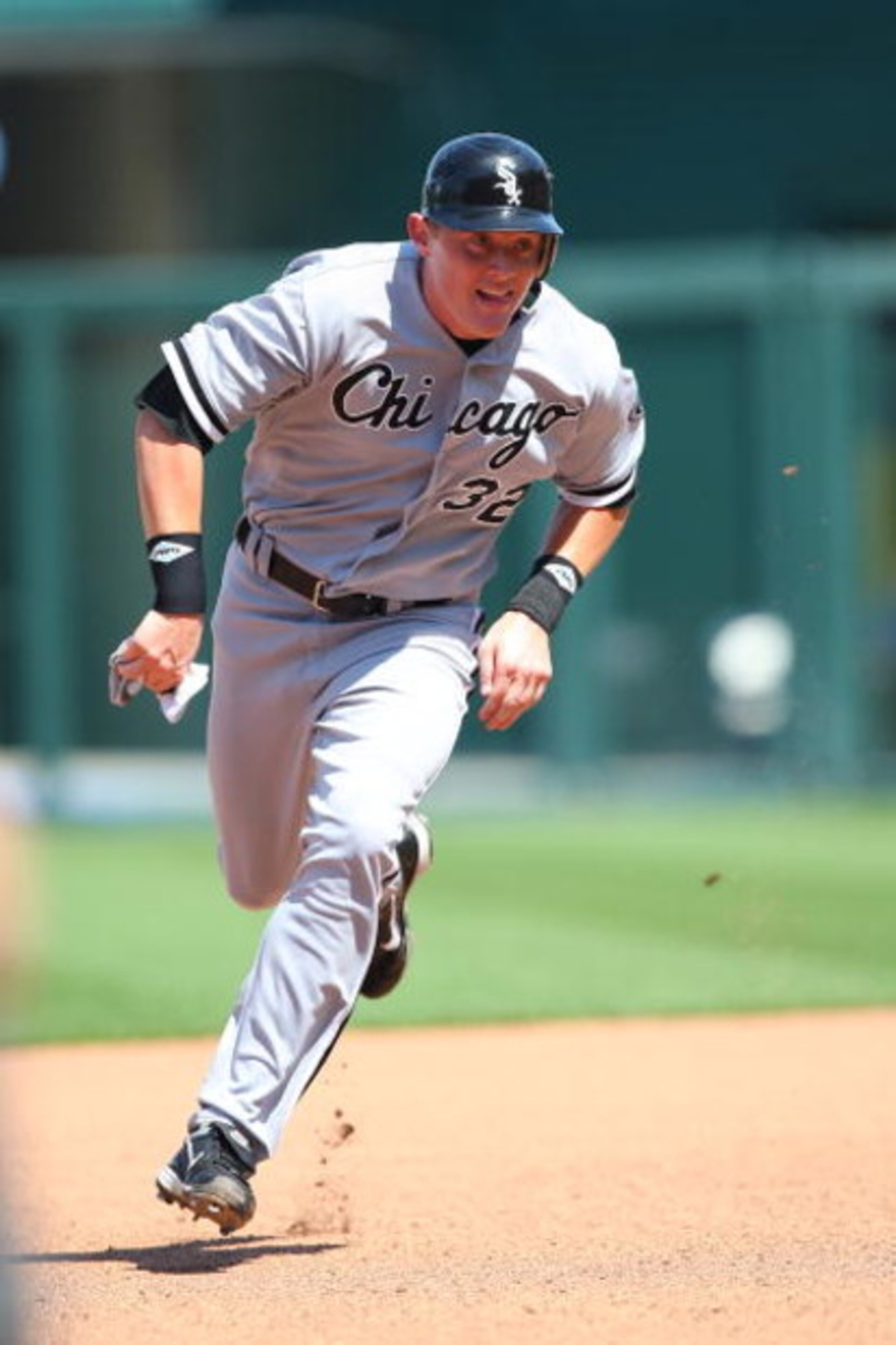 KANSAS CITY, MO - AUGUST 03:  Brian Anderson #32 of the Chicago White Sox heads to third base on his way to scoring a run against the Kansas City Royals on August 3, 2008 at Kauffman Stadium in Kansas City, Missouri. (Photo by G. Newman Lowrance/Getty Ima