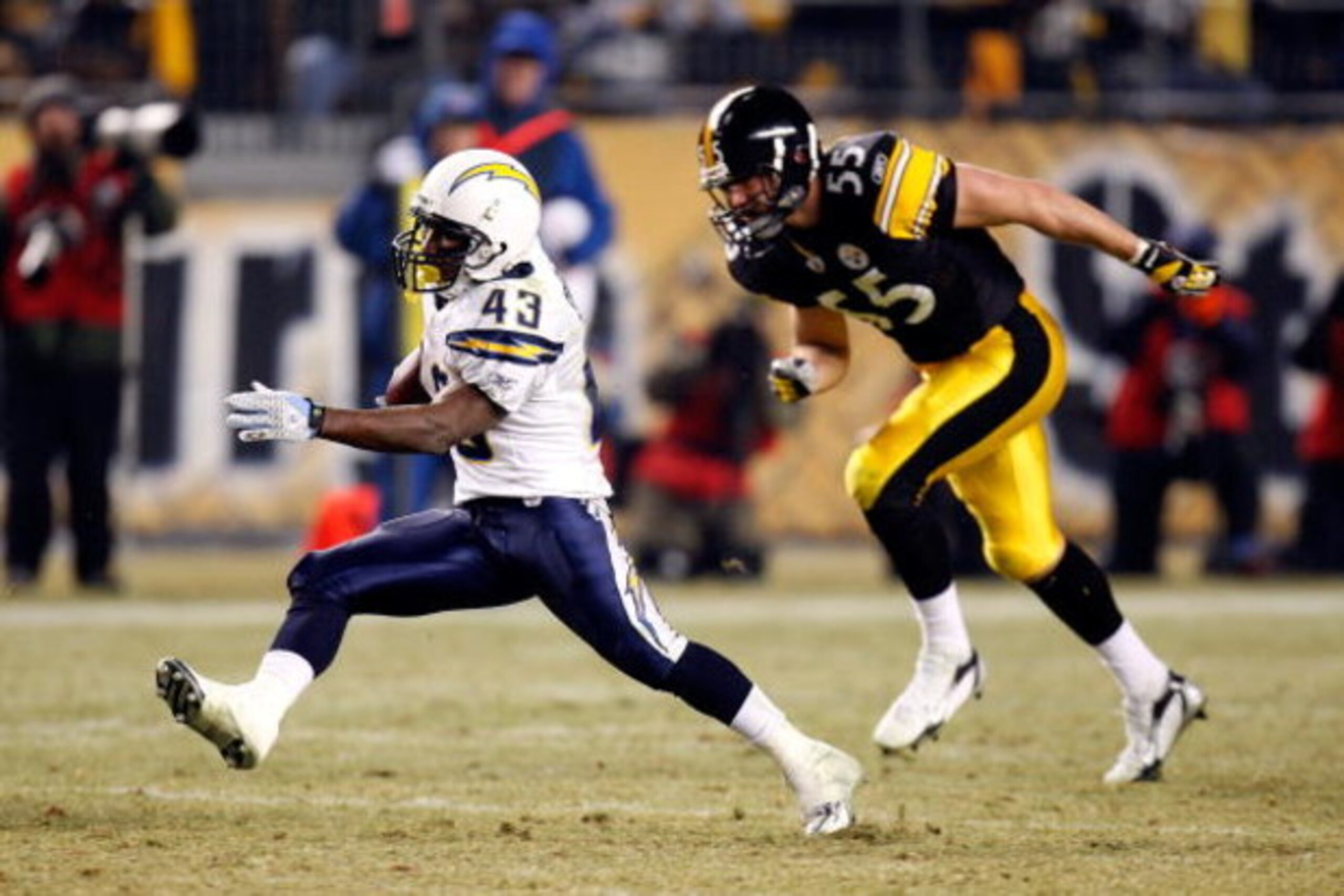 PITTSBURGH - JANUARY 11:  Darren Sproles #43 of the San Diego Chargers runs with the ball against Patrick Bailey #55 of the Pittsburgh Steelers during their AFC Divisional Playoff Game on January 11, 2009 at Heinz Field in Pittsburgh, Pennsylvania.  (Phot