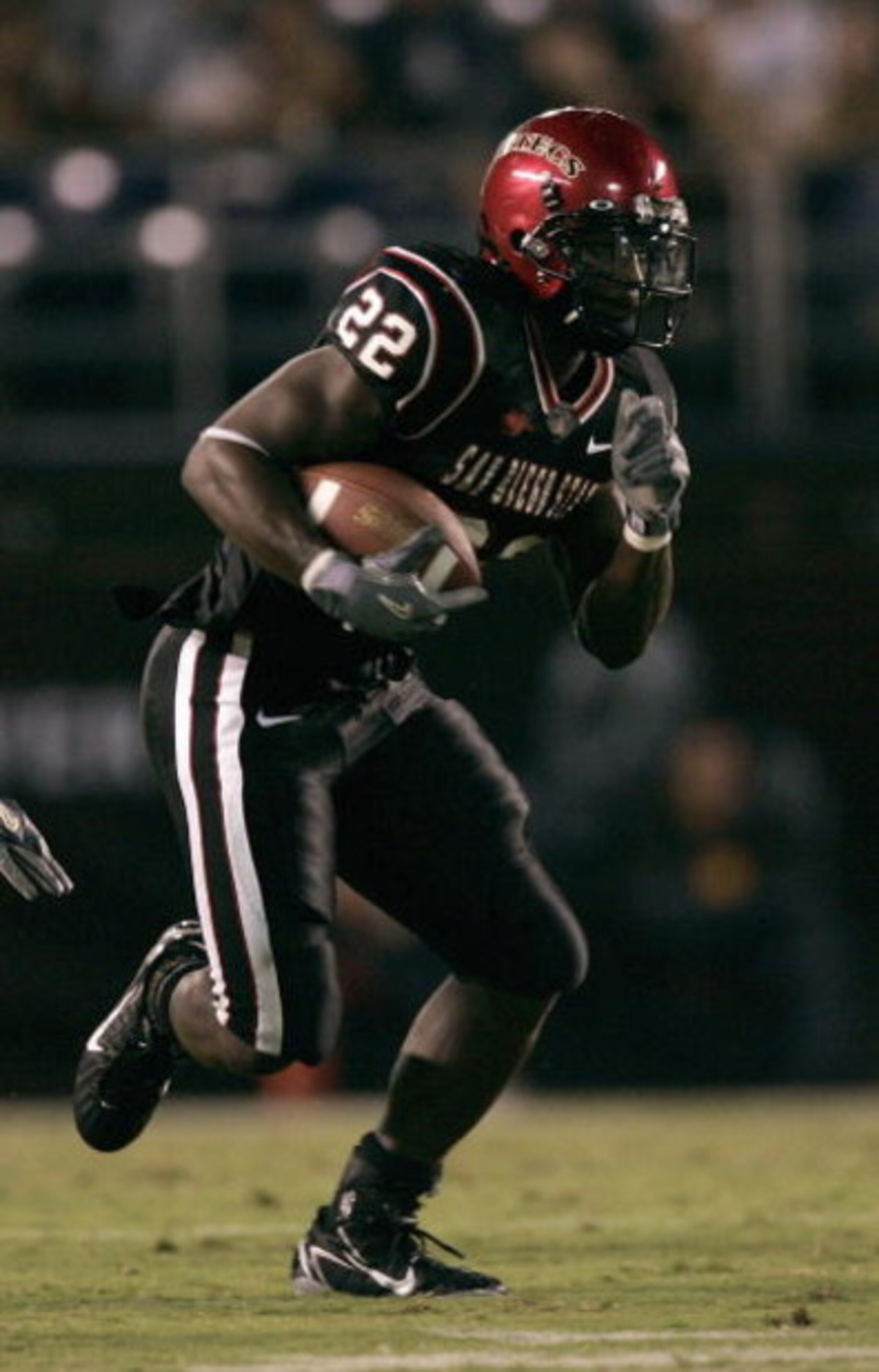 SAN DIEGO - AUGUST 31:  Running back Lynell Hamilton #22 of the San Diego State Aztecs runs with the ball during the game against the UTEP Miners at Qualcomm Stadium on August 31, 2006 in San Diego, California. UTEP won 34-27.  (Photo by Donald Miralle/Ge