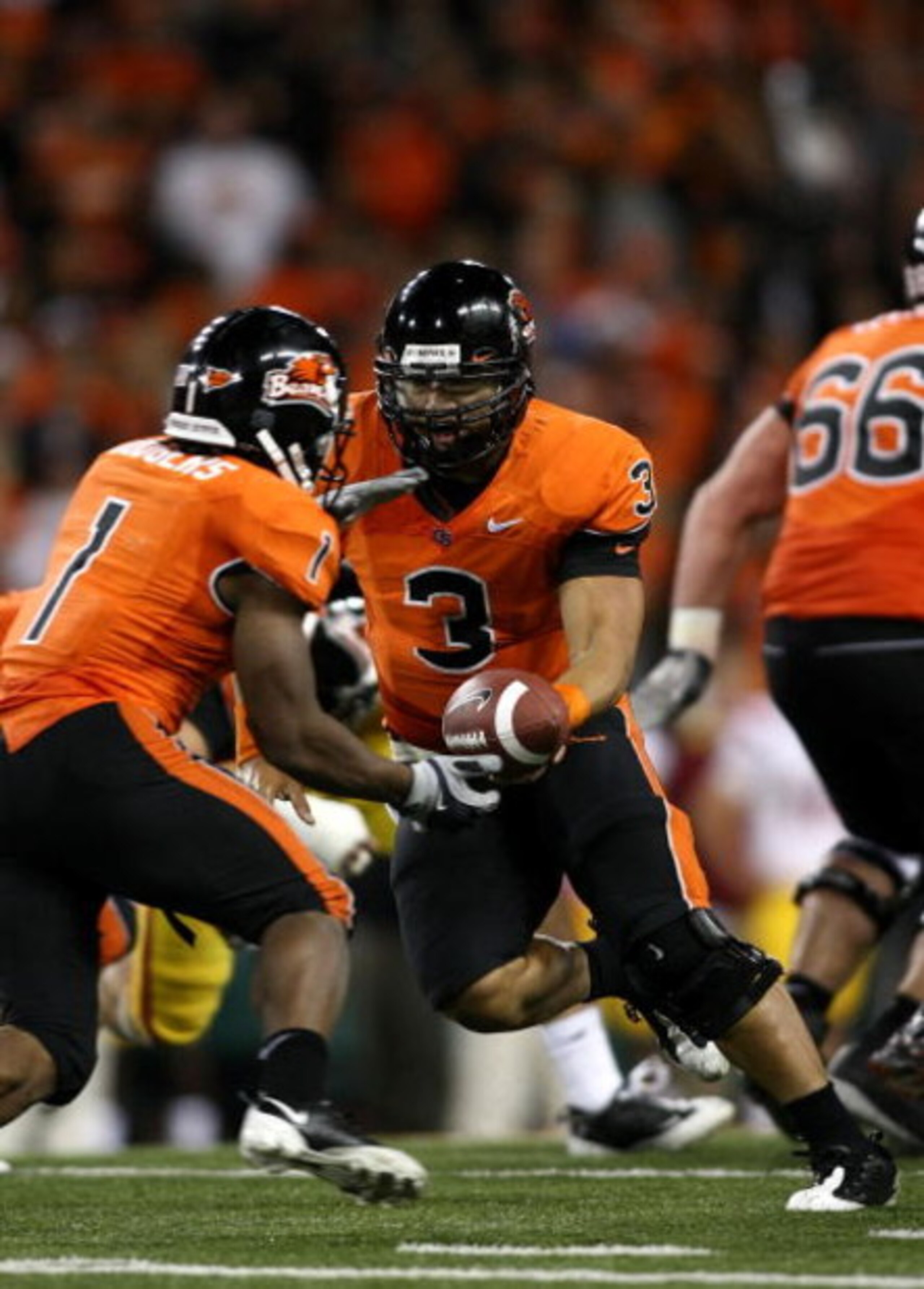 CORVALIS, OR - SEPTEMBER 25:  Quarterback Lyle Moevao #3 of the Oregon State Beavers hands the ball off to Jacquizz Rodgers #1 against the Southern California Trojans at Reser Stadium on September 25, 2008 in Corvalis, Oregon.  (Photo by Jonathan Ferrey/G