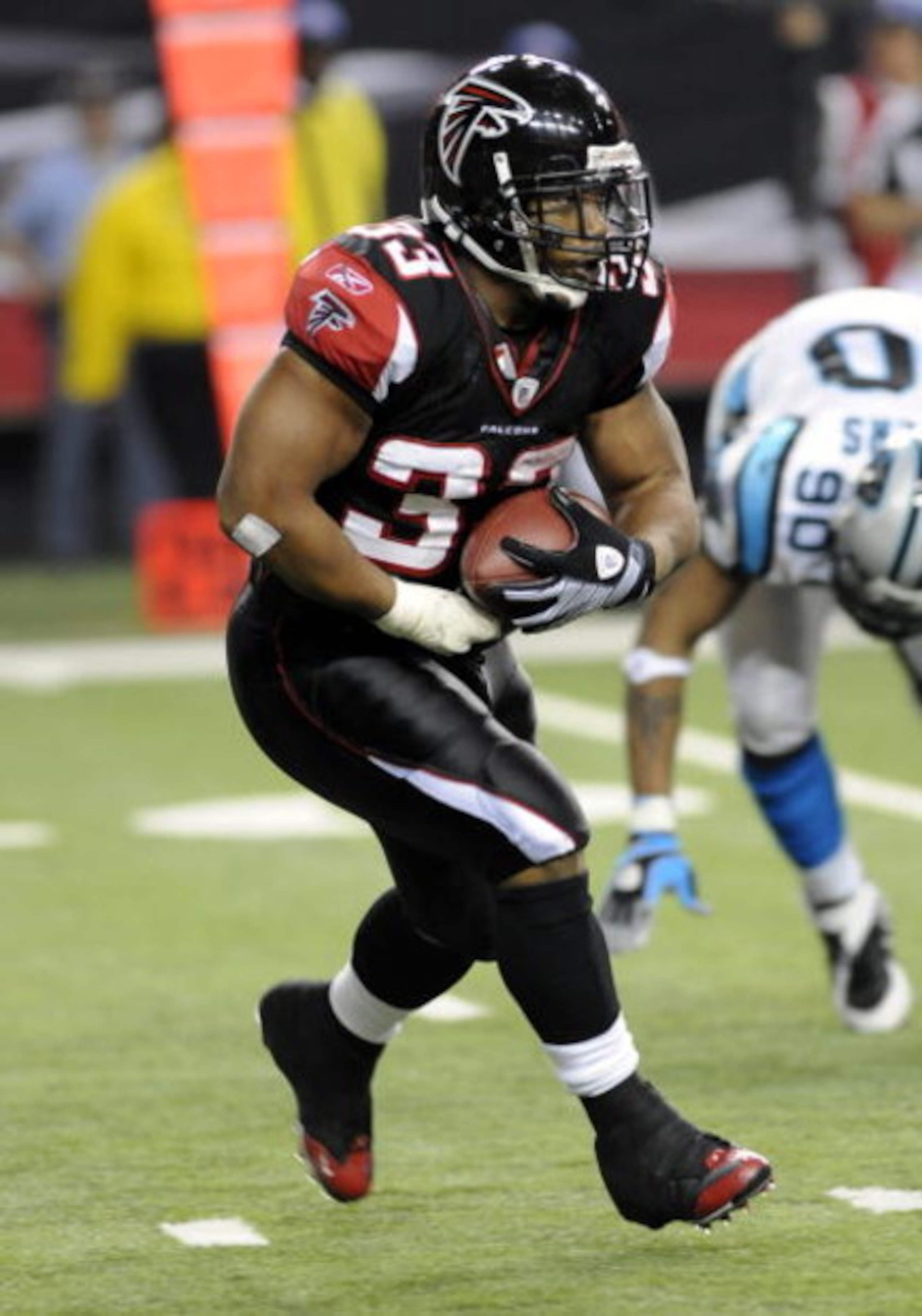 ATLANTA - NOVEMBER 23: Running back Michael Turner #33 of the Atlanta Falcons rushes upfield against the Carolina Panthers at the Georgia Dome on November 23, 2008 in Atlanta, Georgia.  (Photo by Al Messerschmidt/Getty Images)