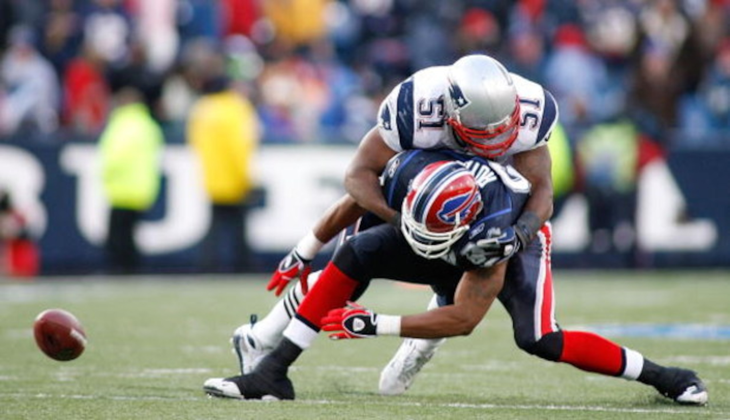 ORCHARD PARK, NY - DECEMBER 28: Jerod Mayo #51 of the New England Patriots breaks up a pass intended for Robert Royal #84 of the Buffalo Bills at Ralph Wilson Stadium December 28, 2008 in Orchard Park, New York. The Patriots won 13-0.  (Photo by Rick Stew