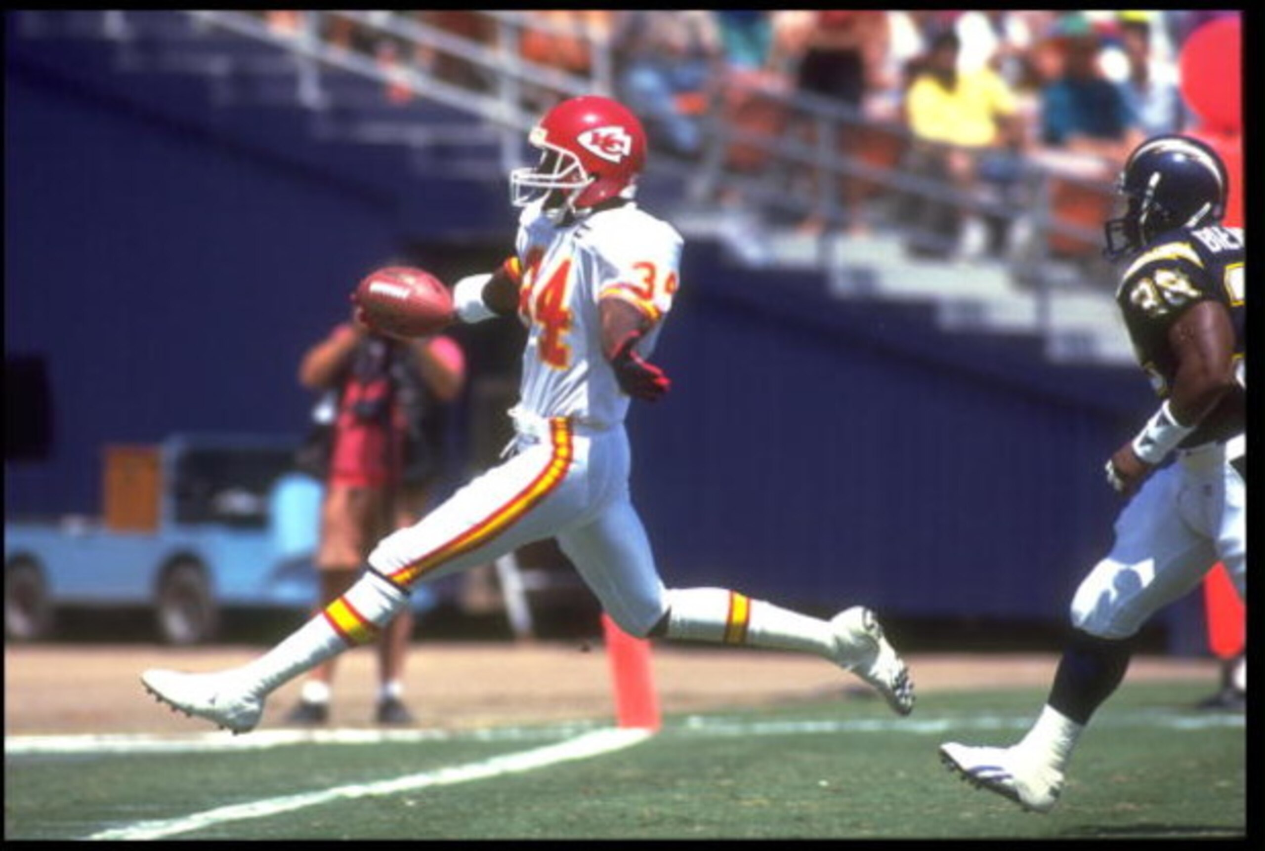 6 SEP 1992:  KANSAS CITY CHIEFS RUNNING BACK DALE CARTER HIGH STEPS INTO THE ENDZONE FOR THE TOUCHDOWN DURING THE CHIEFS 24-10 WIN OVER THE SAN DIEGO CHARGERS AT JACK MURPHY STADIUM IN SAN DIEGO, CALIFORNIA.  MANDATORY CREDIT:  MIKE POWELL/ALLSPORT