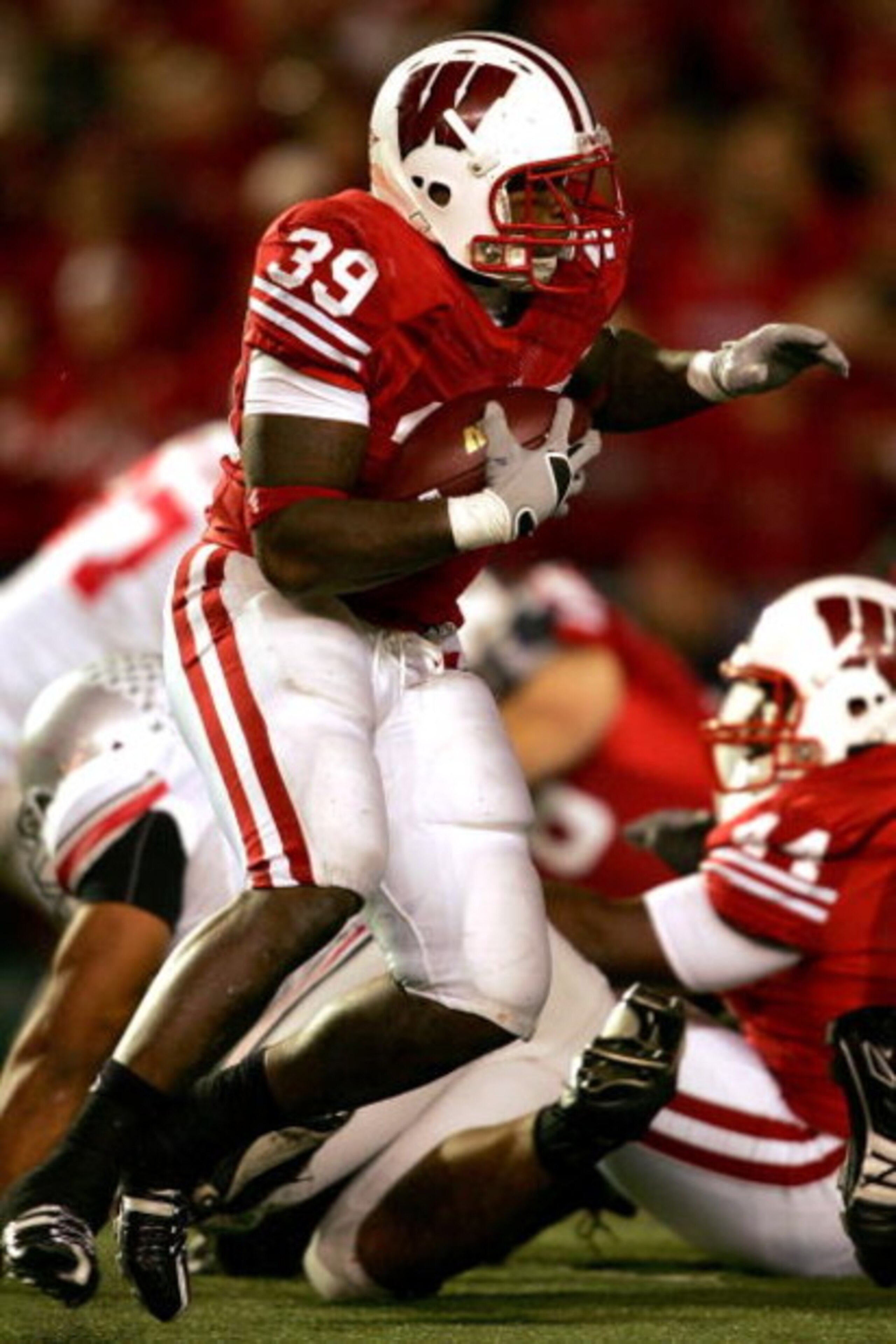MADISON, WI - OCTOBER 04: P.J. Hill #39 of the Wisconsin Badgers carries the ball for a touchdown against the Ohio State Buckeyes at Camp Randall Stadium  October 4, 2008 in Madison, Wisconsin.  (Photo by Matthew Stockman/Getty Images)