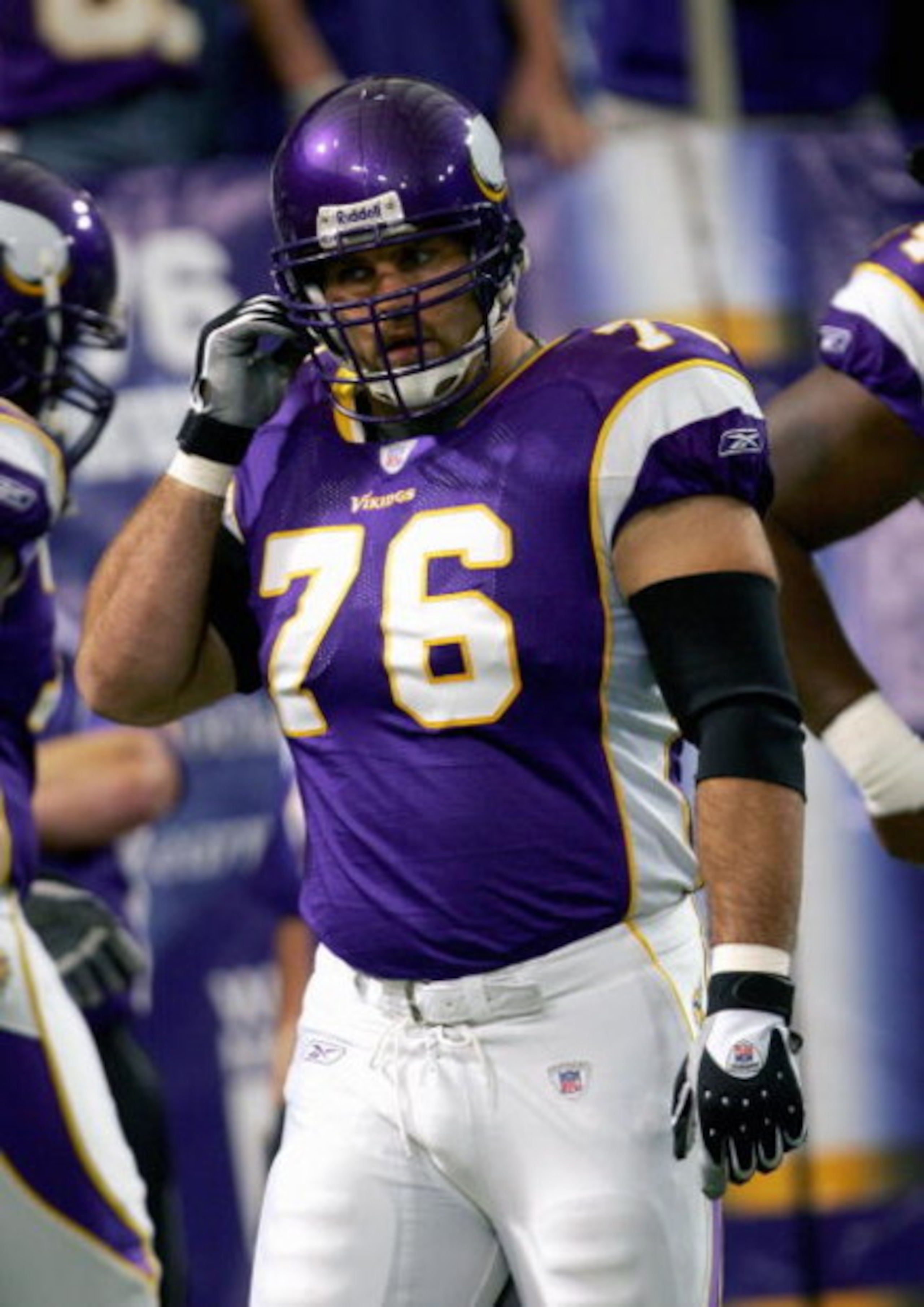 INNEAPOLIS - SEPTEMBER 24:  Steve Hutchinson #76 of the Minnesota Vikings rests on the sideline during the game with the Chicago Bears September on  24, 2006 at the Metrodome in Minneapolis, Minnesota. The Bears won 19-16. (Photo by Doug Pensinger/Getty I