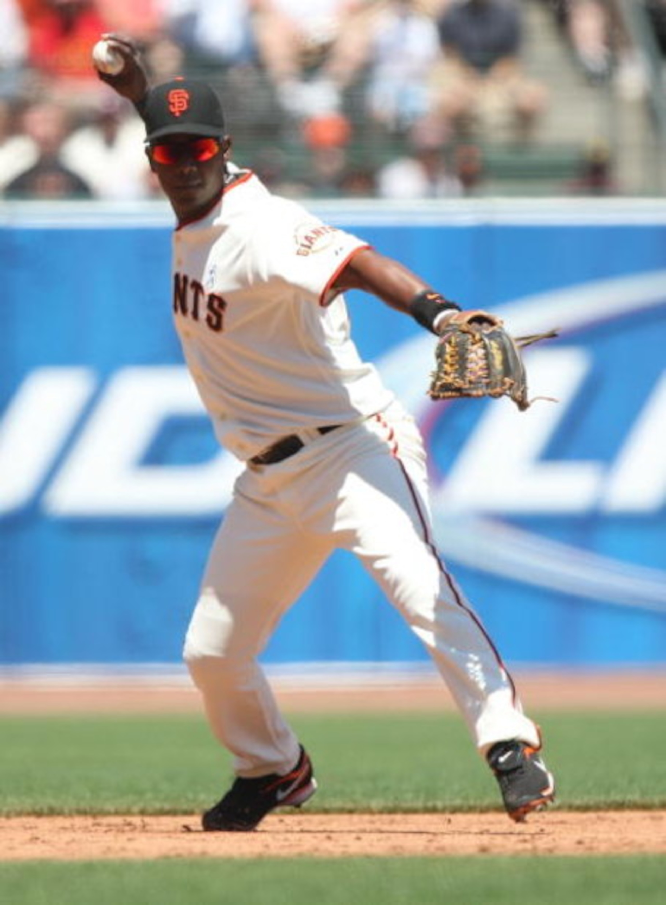 SAN FRANCISCO - JUNE 21: Edgar Renteria #16 of the San Francisco Giants throws to first against the Texas Rangers during a Major League Baseball game on June 21, 2009 at AT&T Park in San Francisco, California.  (Photo by Jed Jacobsohn/Getty Images)