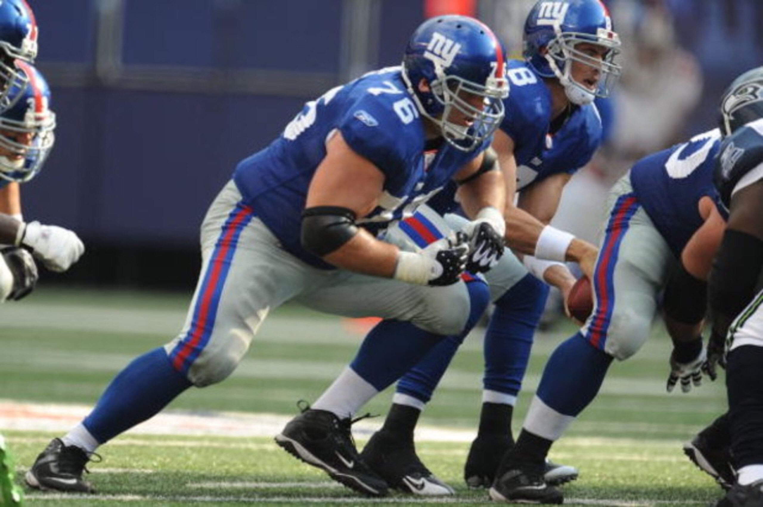 EAST RUTHERFORD, NJ - OCTOBER 05:  Chris Snee #76 of the New York Giants plays against the Seattle Seahawks during their game on October 5, 2008 at Giants Stadium in East Rutherford, New Jersey.  (Photo by Al Bello/Getty Images)