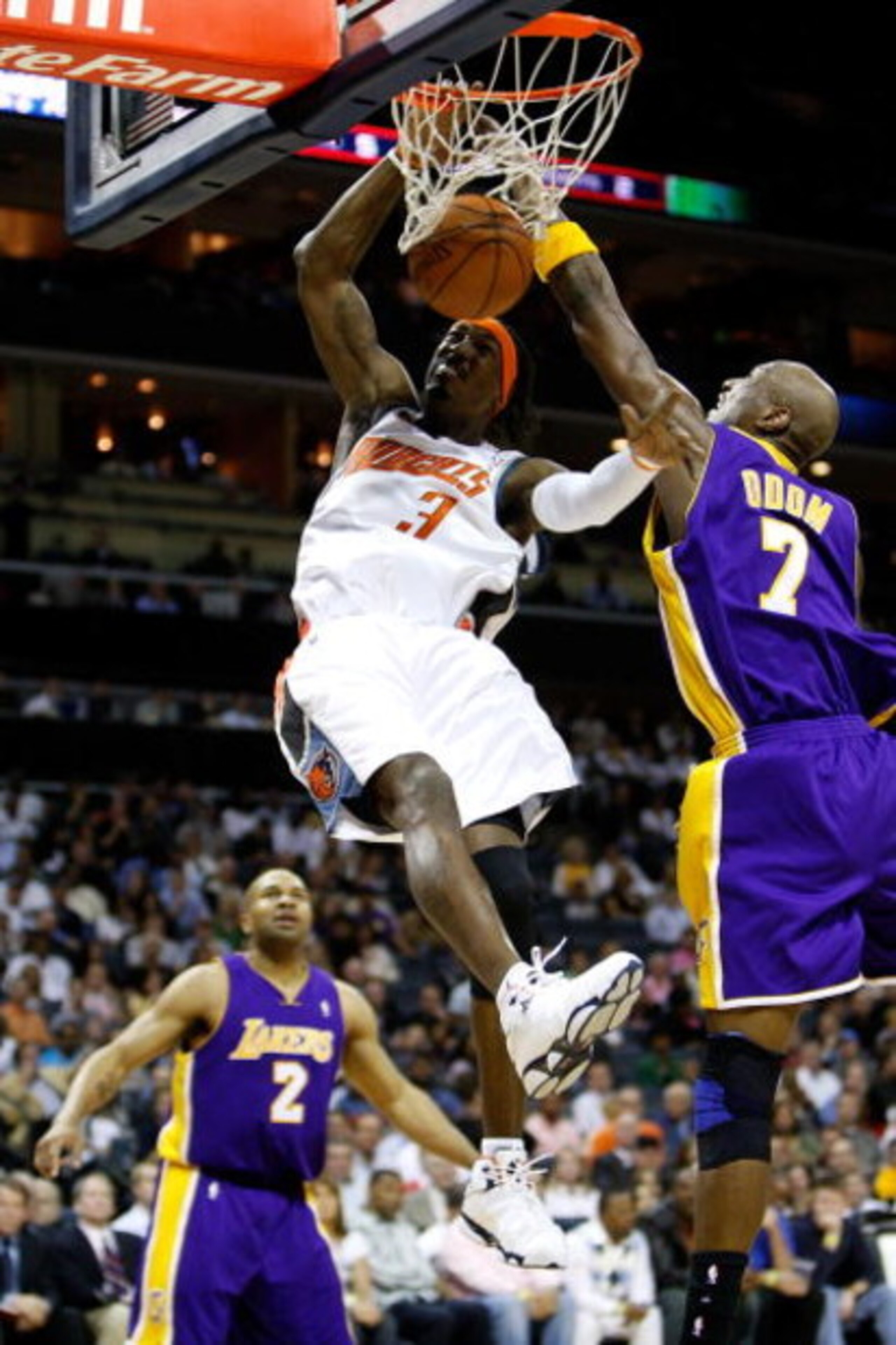 CHARLOTTE, NC - MARCH 31:  Lamar Odom #7 of the Los Angeles Lakers tries to block a dunk by Gerald Wallace #3 of the Charlotte Bobcats during their game at Time Warner Cable Arena on March 31, 2009 in Charlotte, North Carolina.  NOTE TO USER: User express