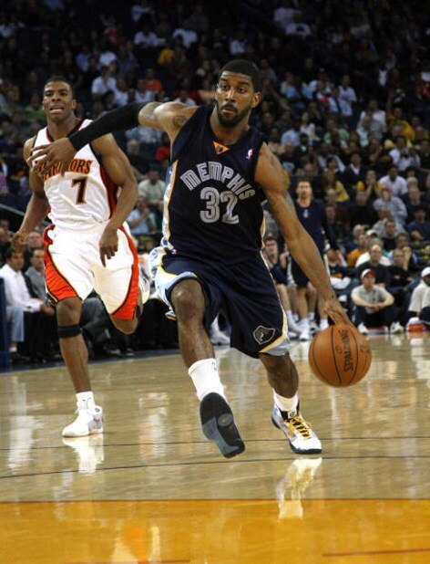 OAKLAND, CA - MARCH 30:  O.J. Mayo #32 of the Memphis Grizzlies drives against the Golden State Warriors during an NBA game on March 30, 2009 at Oracle Arena in Oakland, California. NOTE TO USER: User expressly acknowledges and agrees that, by downloading