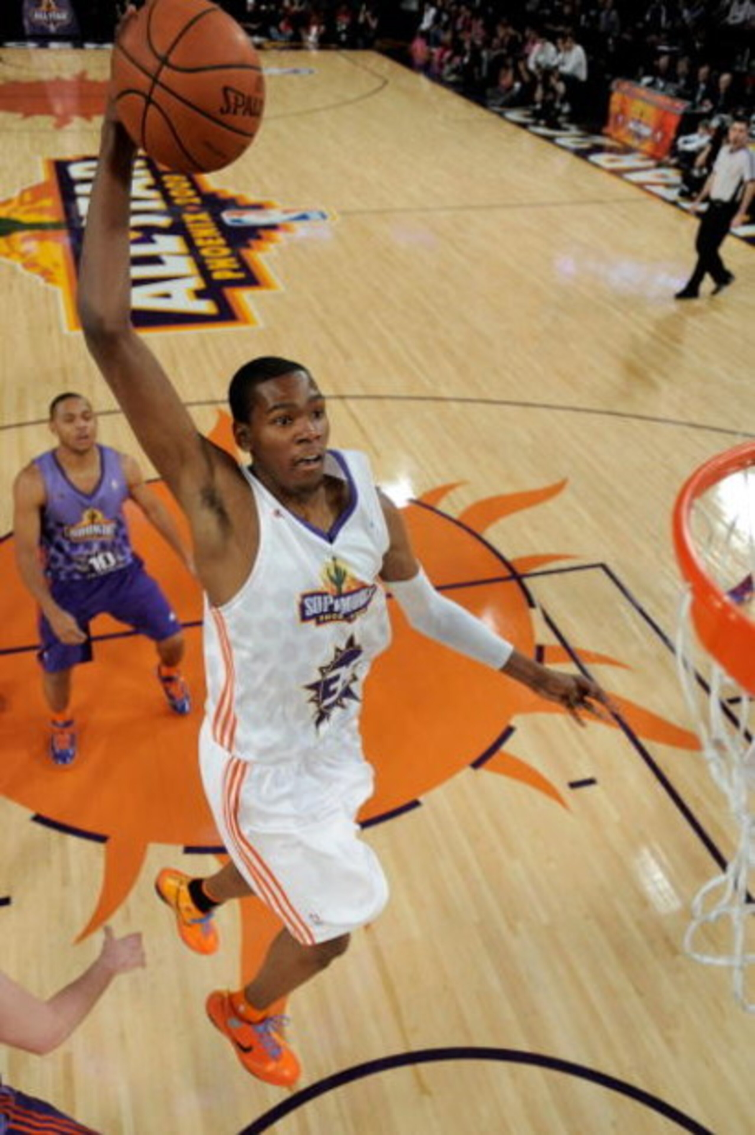 PHOENIX - FEBRUARY 13:  Kevin Durant #35 of the Sophomore team goes to the basket for a slam dunk during the T-Mobile Rookie Challenge & Youth Jam part of 2009 NBA All-Star Weekend at US Airways Center on February 13, 2009 in Phoenix, Arizona.  NOTE TO US