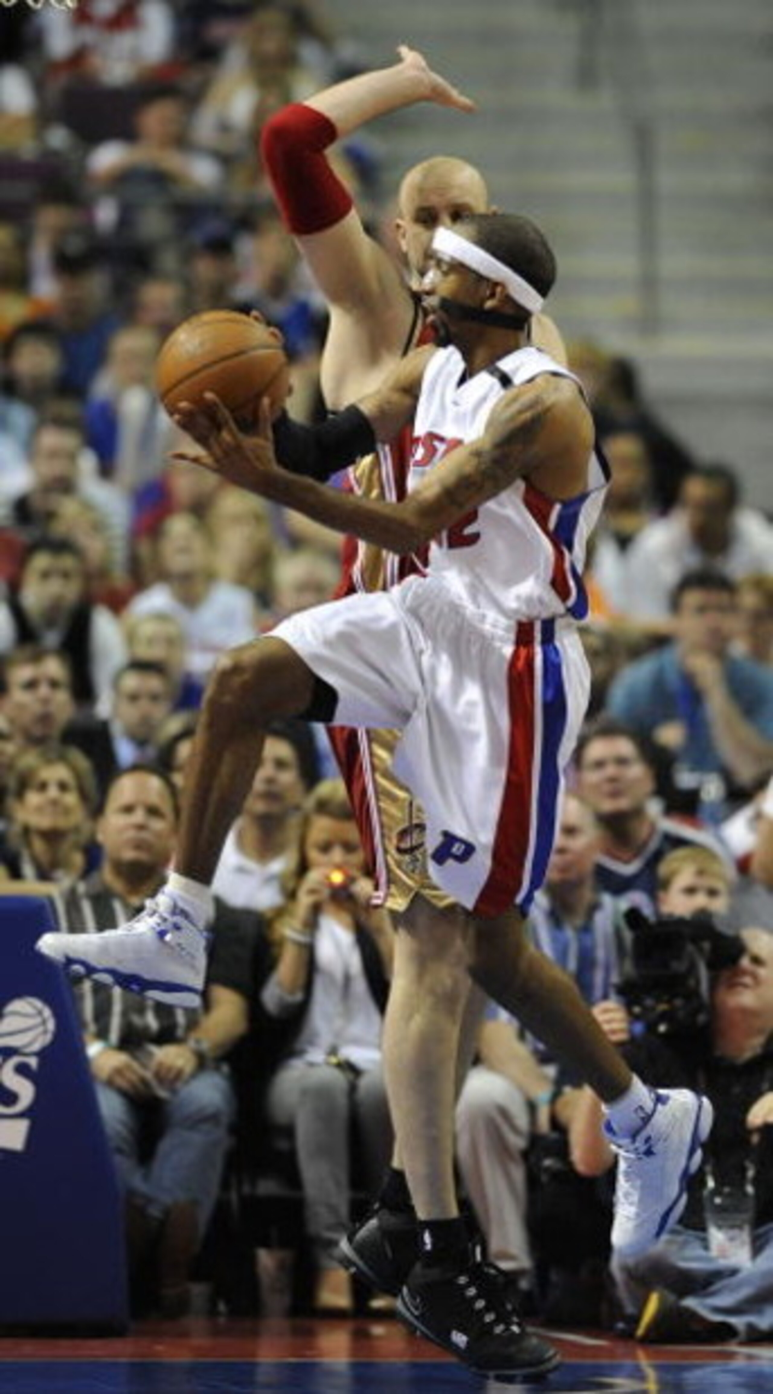 AUBURN HILLS, MI - APRIL 26:  Richard Hamilton #32 of the Detroit Pistons looks for a open pass around Zydrunas Ilgauskas #11 of the Cleveland Cavaliers in Game Four of the Eastern Conference Quarterfinals during the 2009 NBA Playoffs at the Palace of Aub