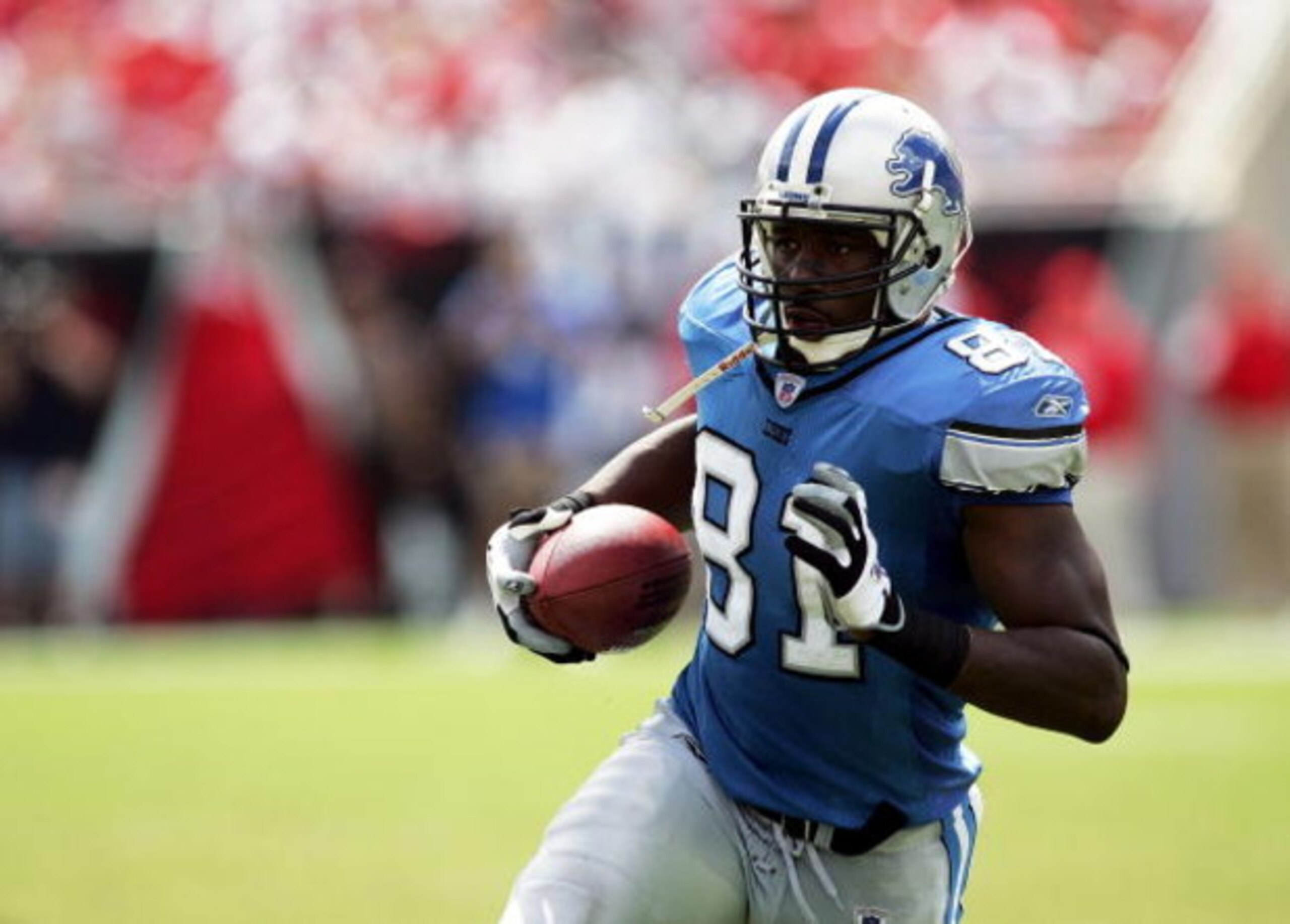 TAMPA, FL - OCTOBER 2: Tight end Marcus Pollard #81 of the Detroit Lions looks for room to run after making a catch against the Tampa Bay Buccaneers on October 2, 2005 at Raymond James Stadium in Tampa, Florida. (Photo by Doug Benc/Getty Images)