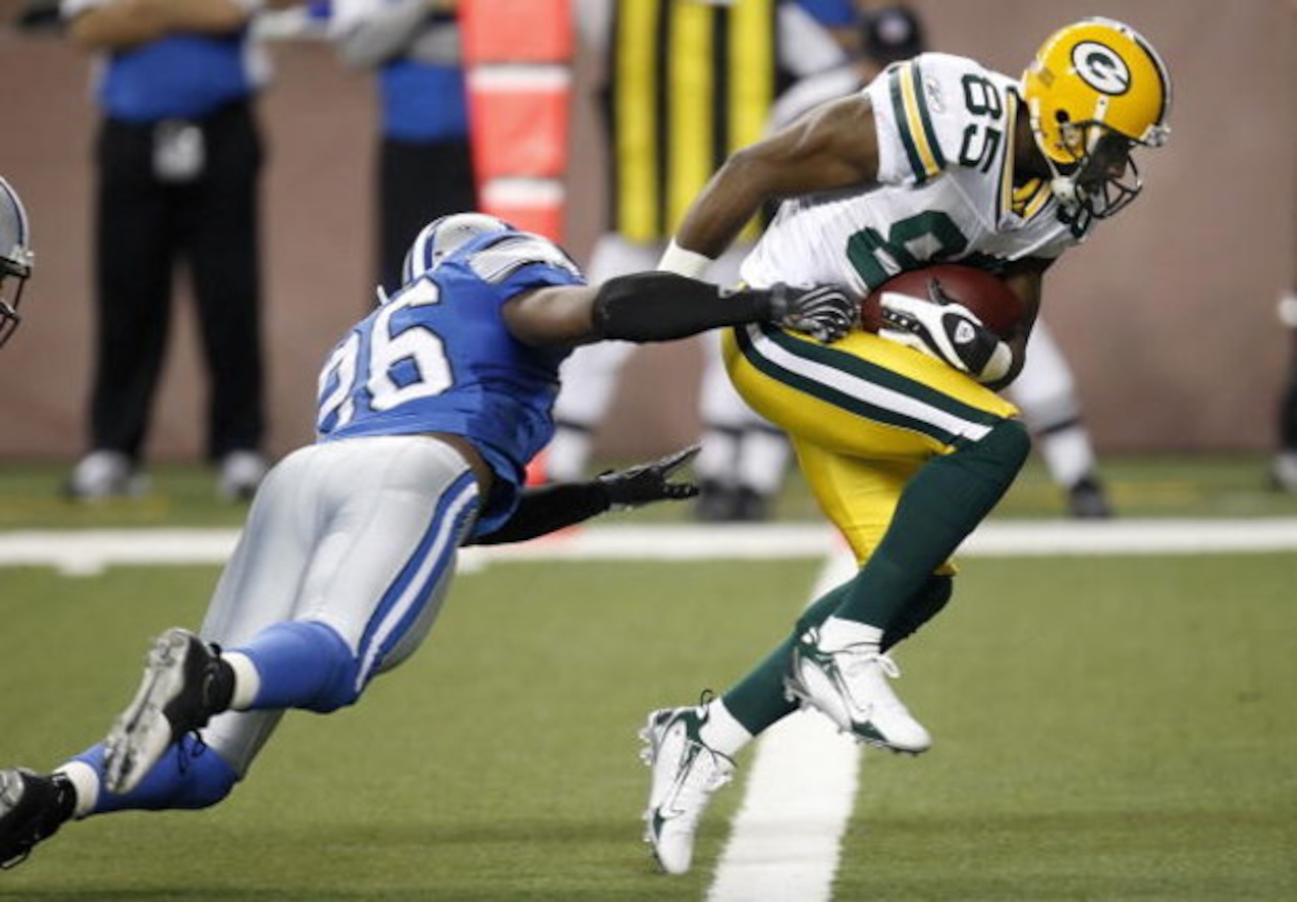 DETROIT - NOVEMBER 22:  Greg Jennings #85 of the Green Bay Packers scores a second quarter touchdown past Kenoy Kennedy #26 of the Detroit Lions on November 22, 2007 at Ford Field in Detroit, Michigan. (Photo By Gregory Shamus/Getty Images)