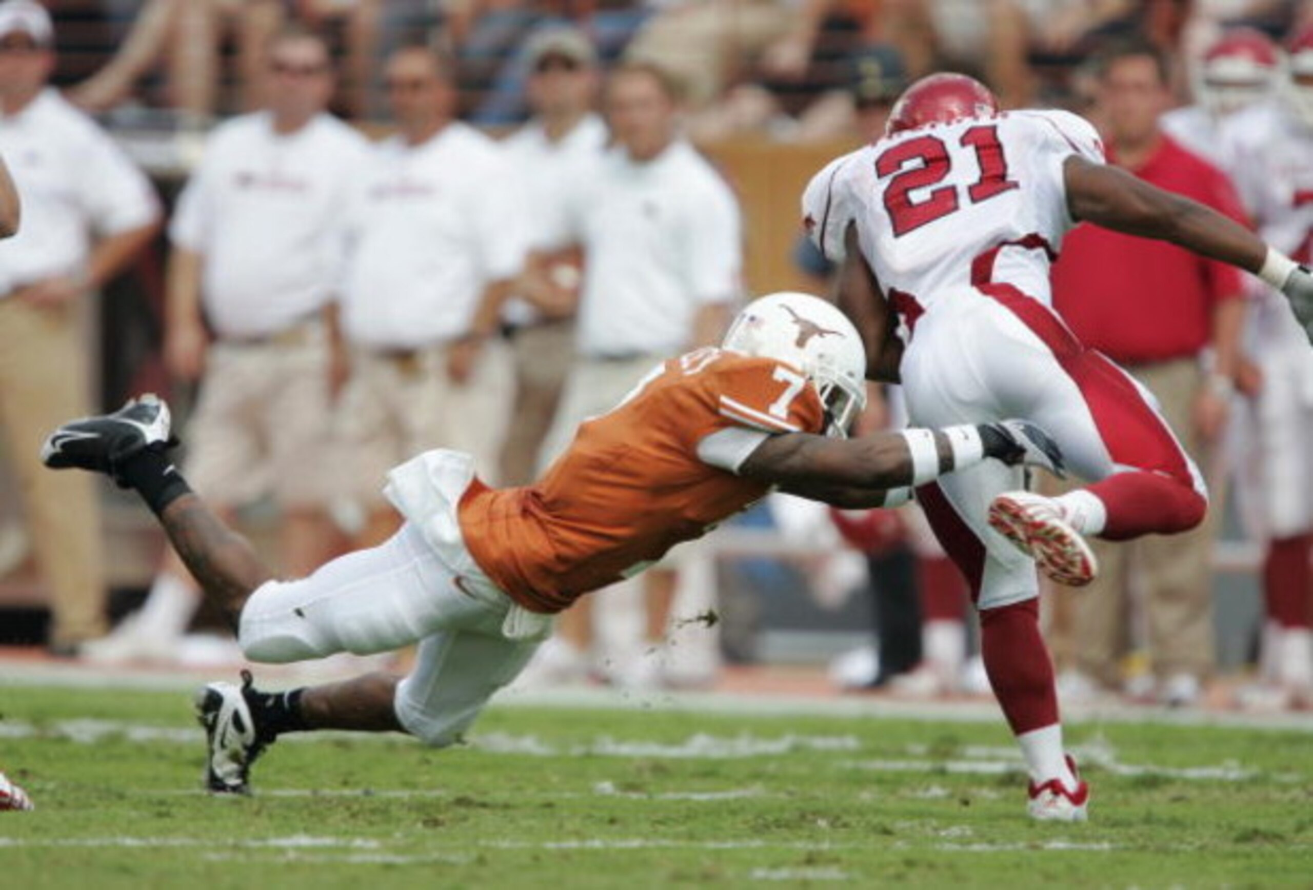 AUSTIN, TX - SEPTEMBER 27:  Cornerback Deon Beasley #7 of the Texas Longhorns dives to catch tailback Michael Smith #21 of the Arkansas Razorbacks in the backfield on September 27, 2008 at Darrell K Royal-Texas Memorial Stadium in Austin, Texas.  (Photo b