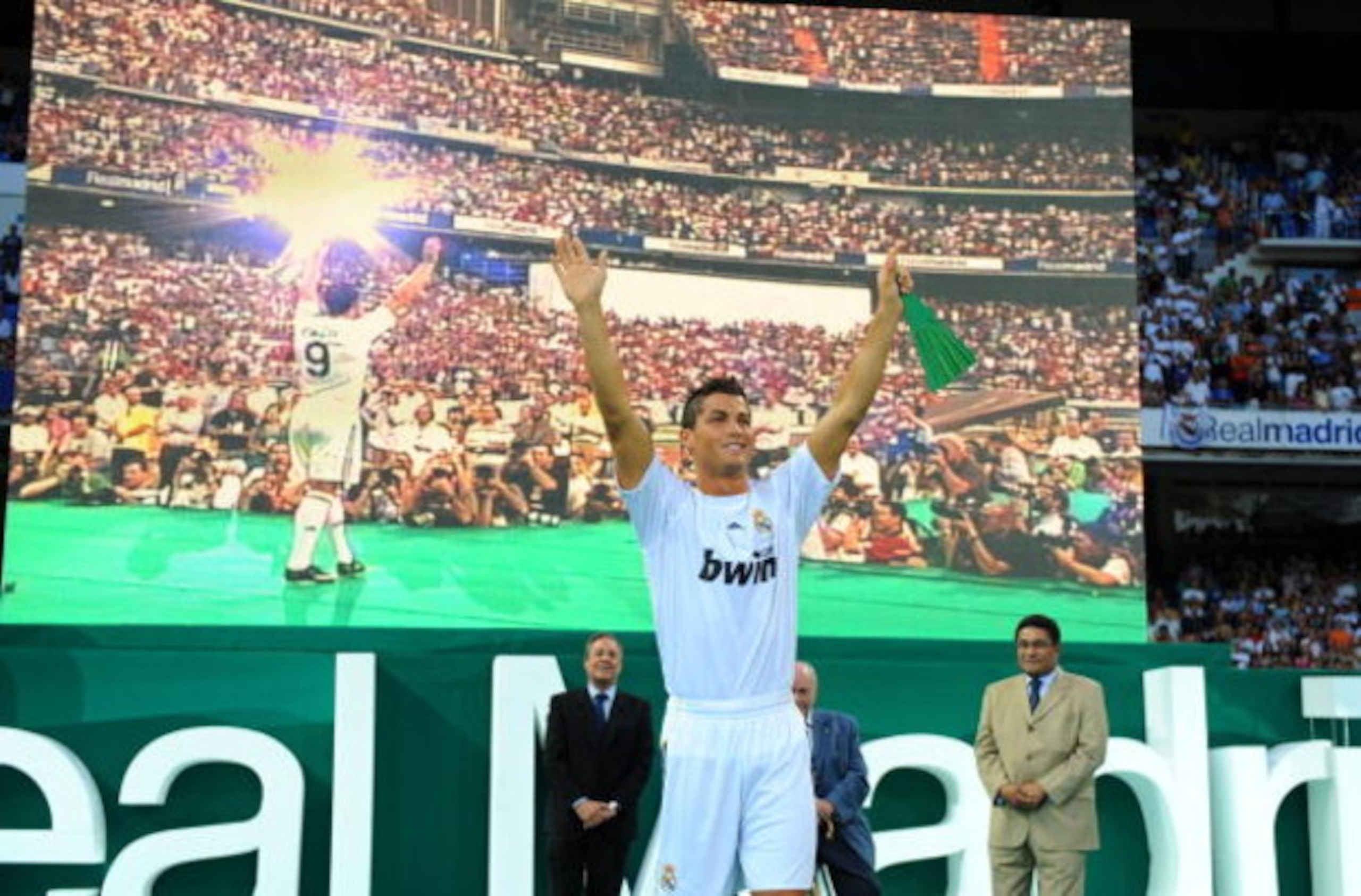 MADRID, SPAIN - JULY 06:  New Real Madrid player Cristiano Ronaldo is presented to a full house at the Santiago Bernabeu stadium on July 6, 2009 in Madrid, Spain.  (Photo by Denis Doyle/Getty Images)