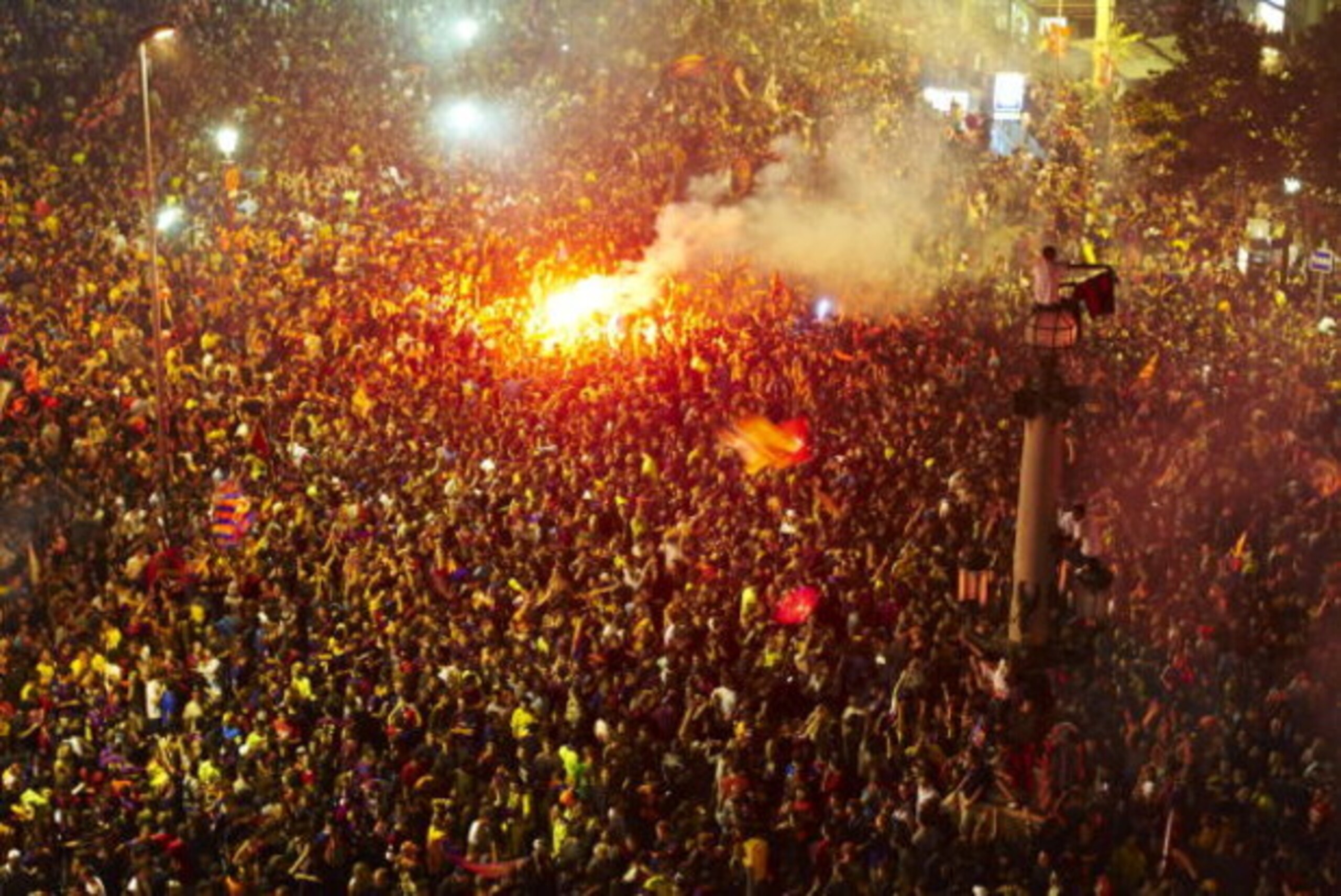 BARCELONA, SPAIN - MAY 27:  Barcelona fans celebrate after their team won the Champions League final football match between Barcelona and Manchester at Catalunya Square on May 27, 2009 in Barcelona, Spain. Barcelona won 2-0.  (Photo by Manuel Queimadelos 