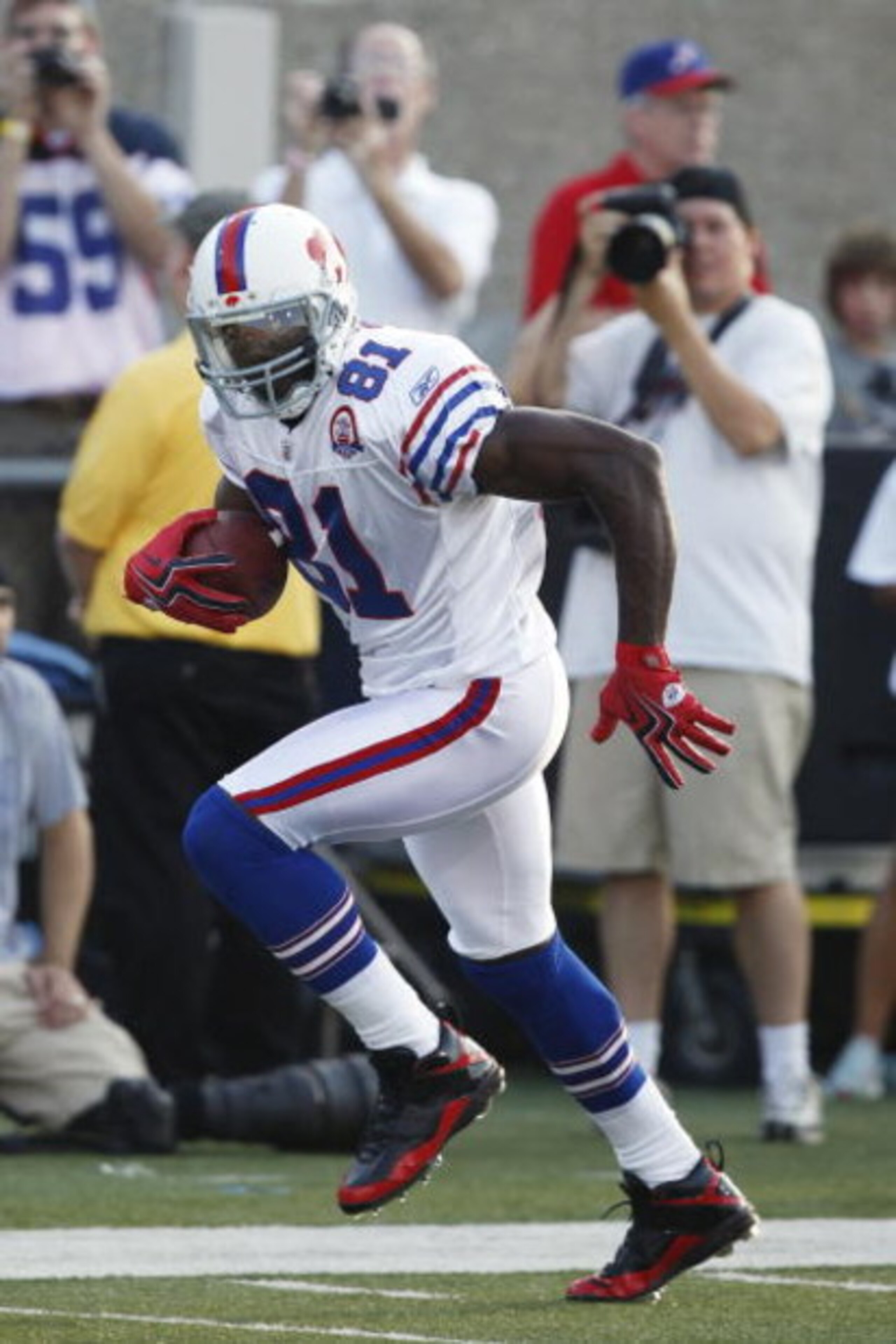 CANTON, OH - AUGUST 9: Terrell Owens #81 of the Buffalo Bills runs with the football against the Tennessee Titans during the Pro Football Hall of Fame Game at Fawcett Stadium on August 9, 2009 in Canton, Ohio. (Photo by Joe Robbins/Getty Images)