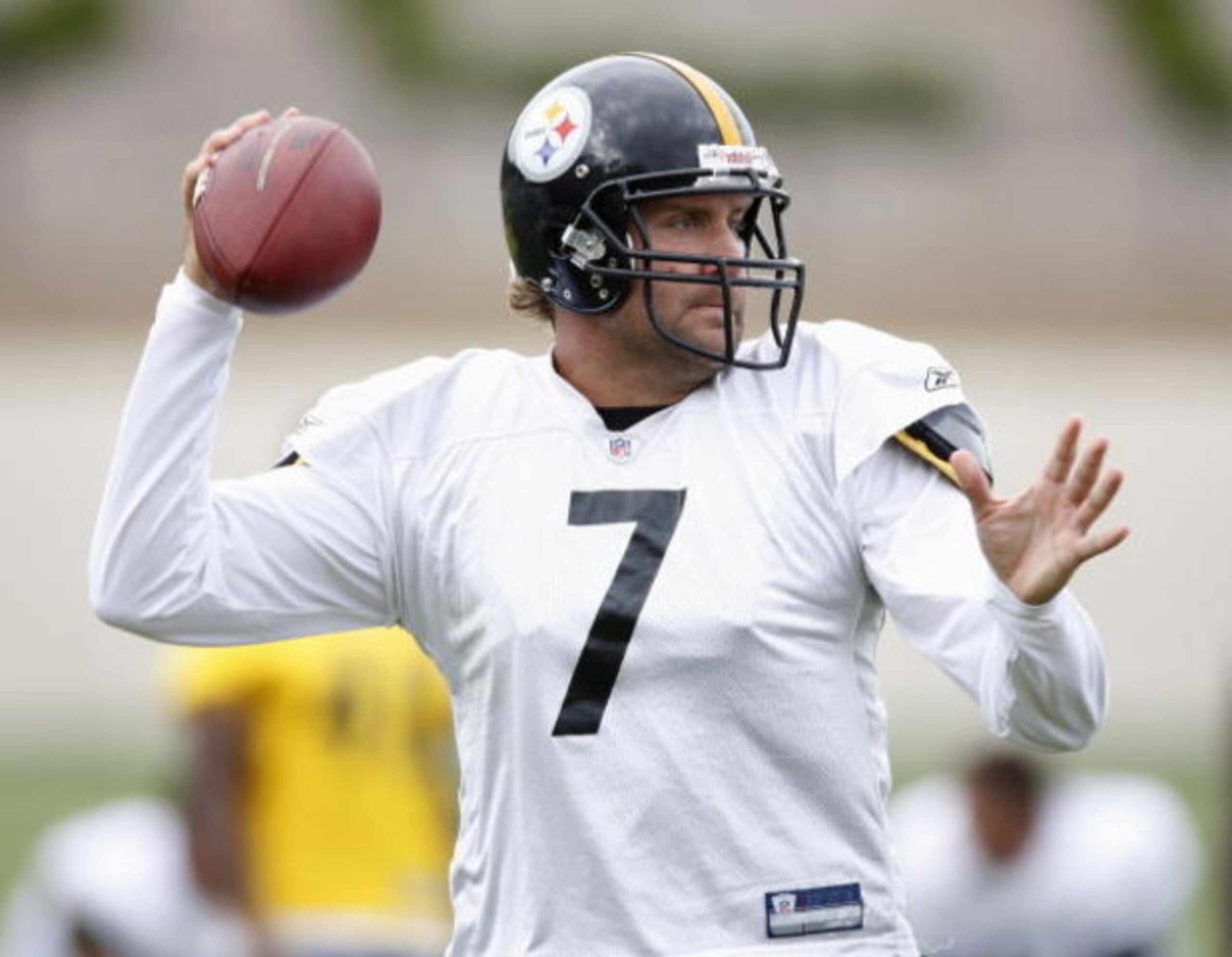 LATROBE, PA - AUGUST 06:  Ben Roethlisberger #7 of the Pittsburgh Steelers gets ready to throw a pass during training camp at St. Vincent College on August 6, 2009 in Latrobe, Pennsylvania.  (Photo by Gregory Shamus/Getty Images)