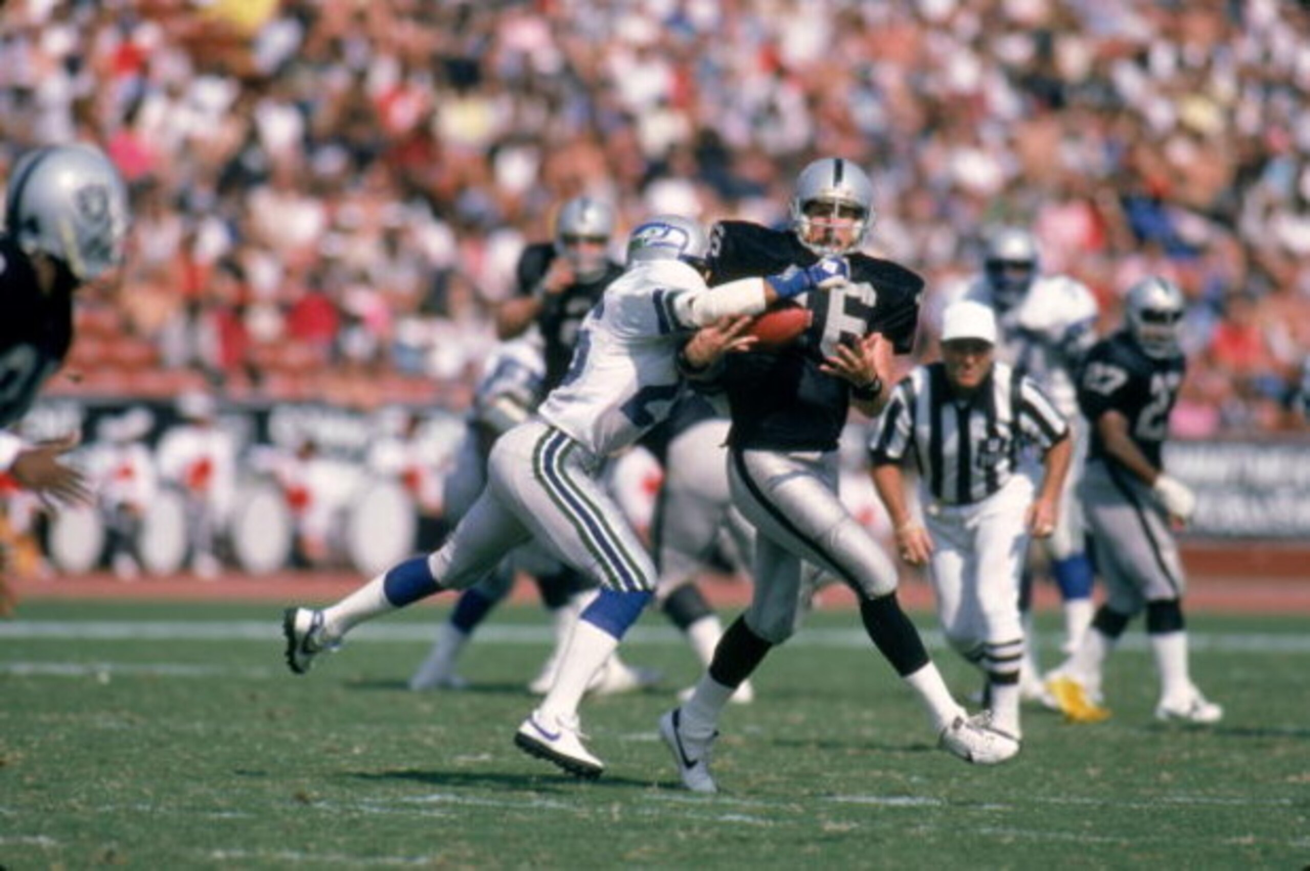 UNDATED: Todd Christensen #46 of the Los Angeles Raiders makes a catch during the game against the Seattle Seahawks at Memorial Coliseum in Los Angeles, California. (Photo by: Rick Stewart/Getty Images)