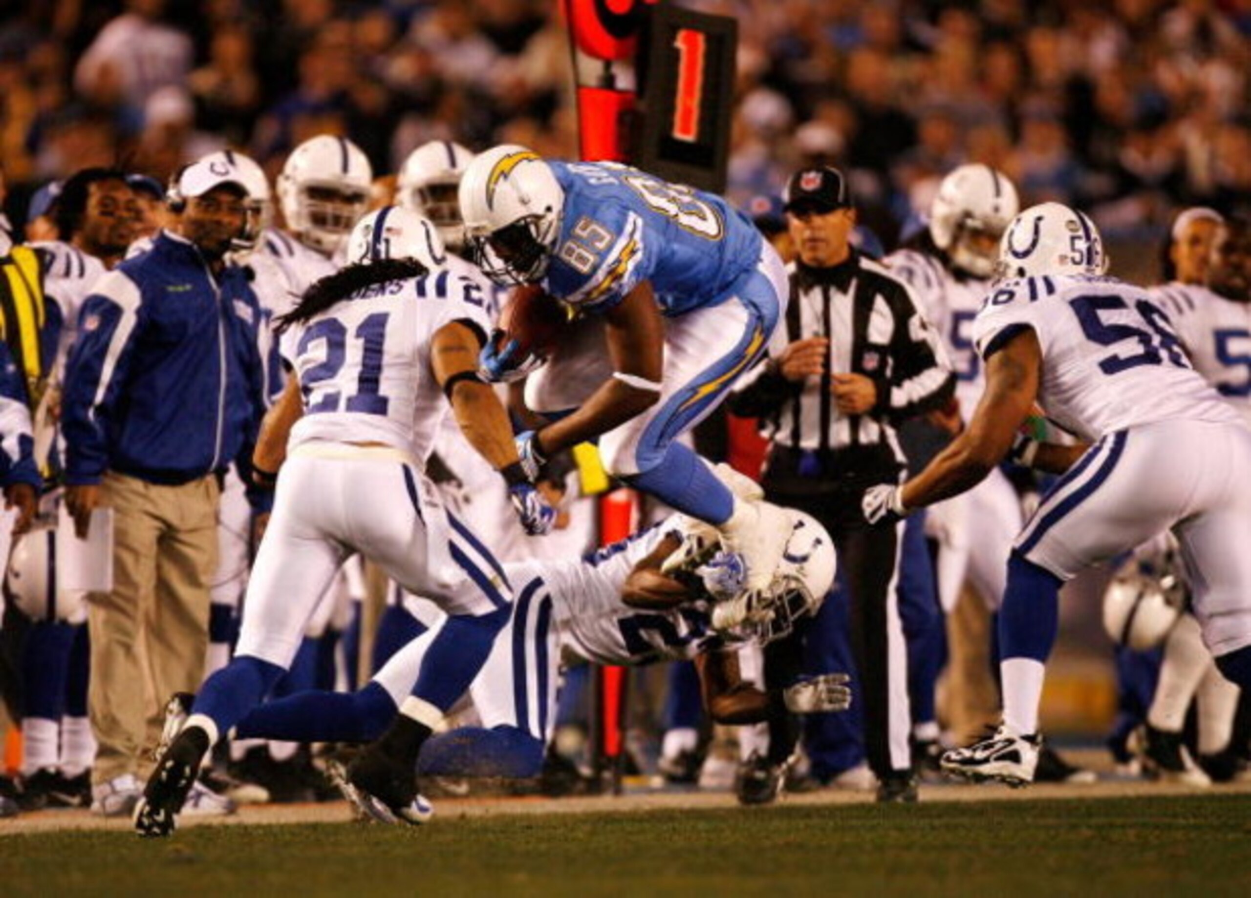 SAN DIEGO - JANUARY 03:  Antonio Gates #85 of the San Diego Chargers makes a catch against the Indianapolis Colts during their AFC Wild Card Game on January 3, 2009 at Qualcomm Stadium in San Diego, California.  (Photo by Harry How/Getty Images)