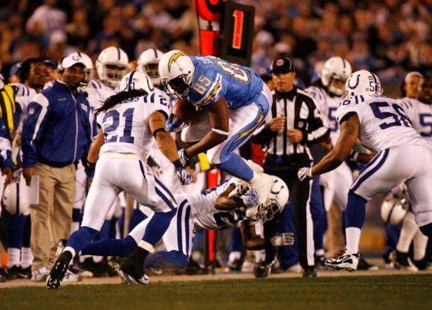 SAN DIEGO - JANUARY 03:  Antonio Gates #85 of the San Diego Chargers makes a catch against the Indianapolis Colts during their AFC Wild Card Game on January 3, 2009 at Qualcomm Stadium in San Diego, California.  (Photo by Harry How/Getty Images)