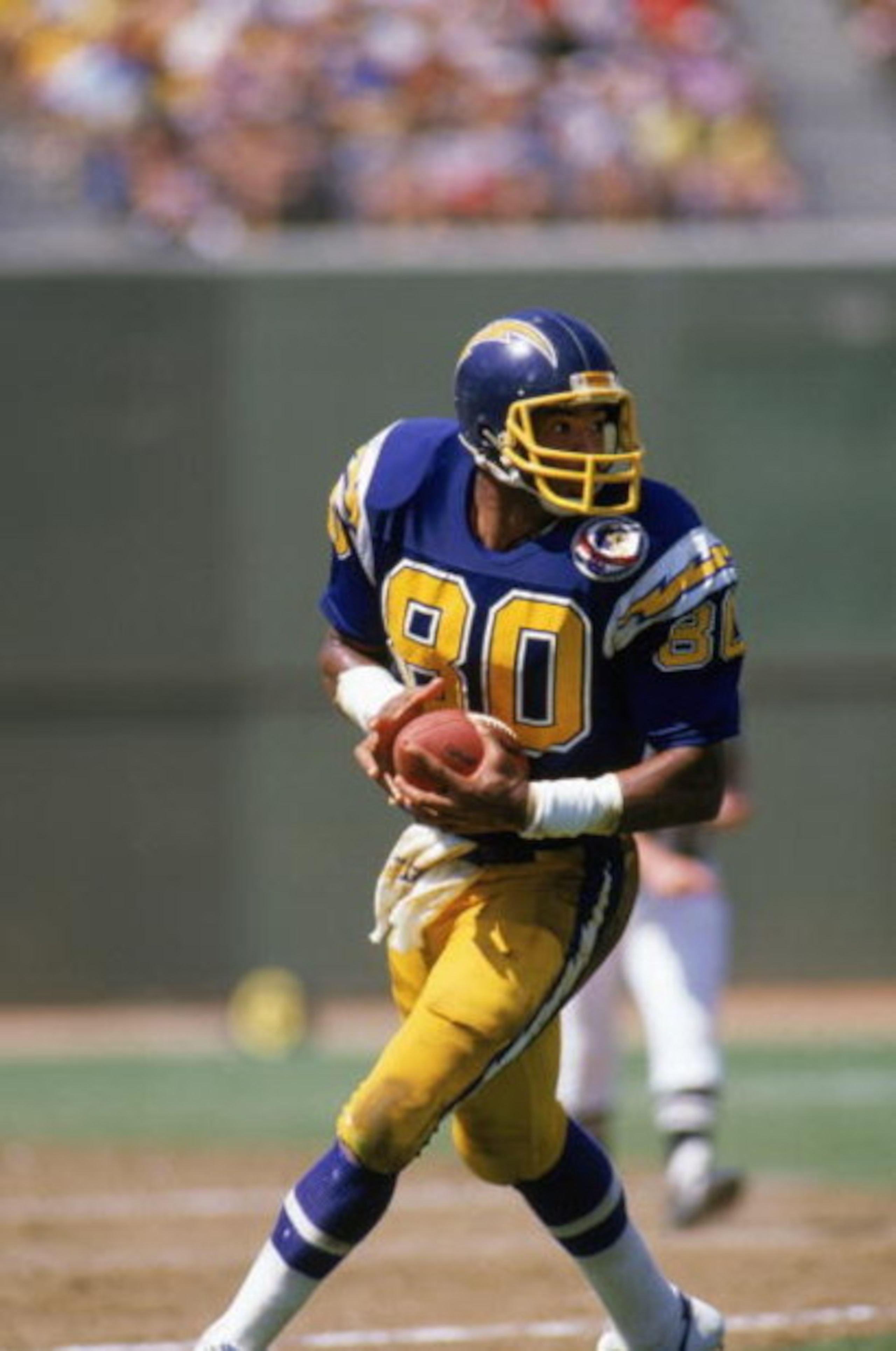 SAN DIEGO, CA - 1984:  Wide receiver Kellen Winslow #80 of the San Diego Chargers runs the ball during a game at Jack Murphy Stadium during the 1984 NFL season in San Diego, California.  (Photo by Rick Stewart/Getty Images)