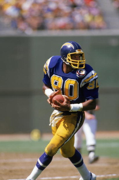 SAN DIEGO, CA - 1984:  Wide receiver Kellen Winslow #80 of the San Diego Chargers runs the ball during a game at Jack Murphy Stadium during the 1984 NFL season in San Diego, California.  (Photo by Rick Stewart/Getty Images)