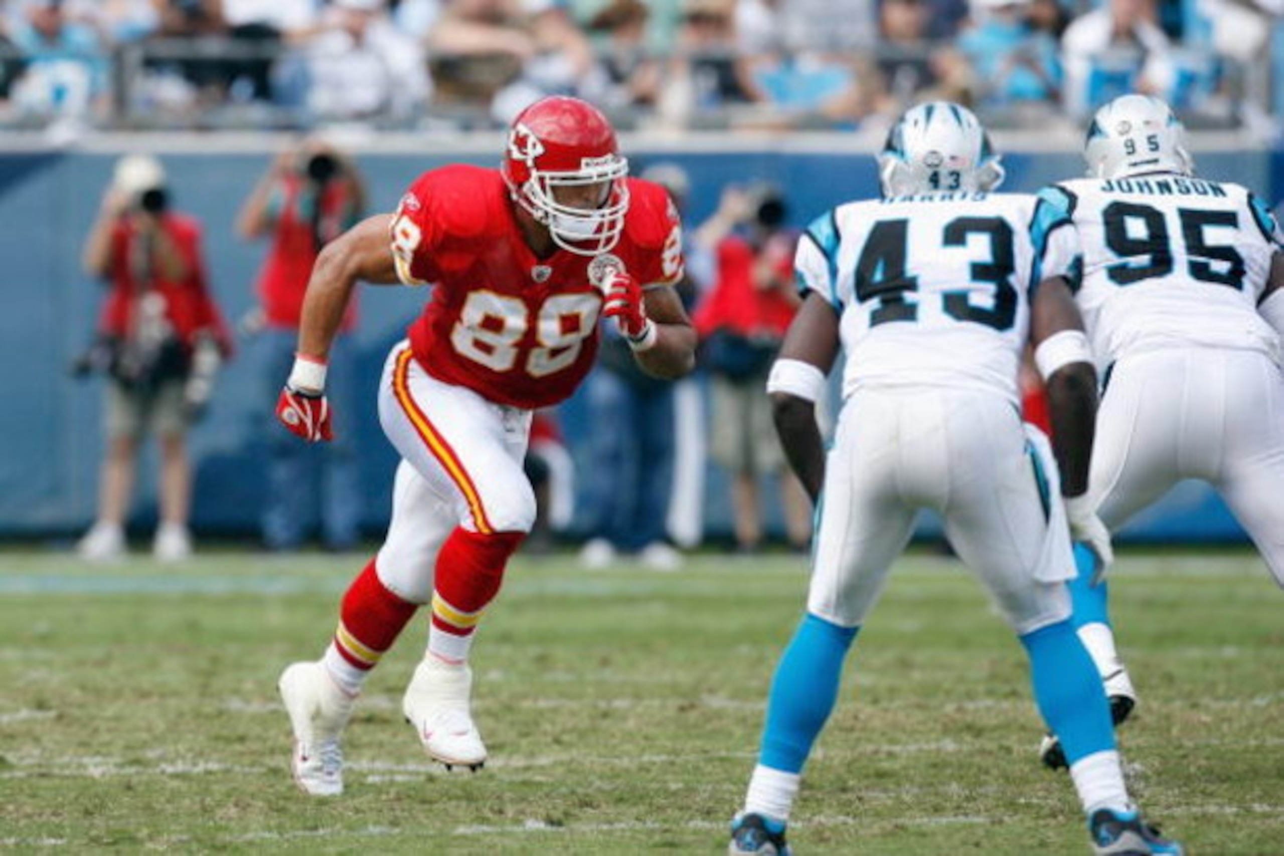 CHARLOTTE, NC - OCTOBER 05:  Tony Gonzalez #88 of the Kansas City Chiefs runs upfield during the game against the Carolina Panthers at Bank of America on October 5, 2008 in Charlotte, North Carolina.  (Photo by Kevin C. Cox/Getty Images)