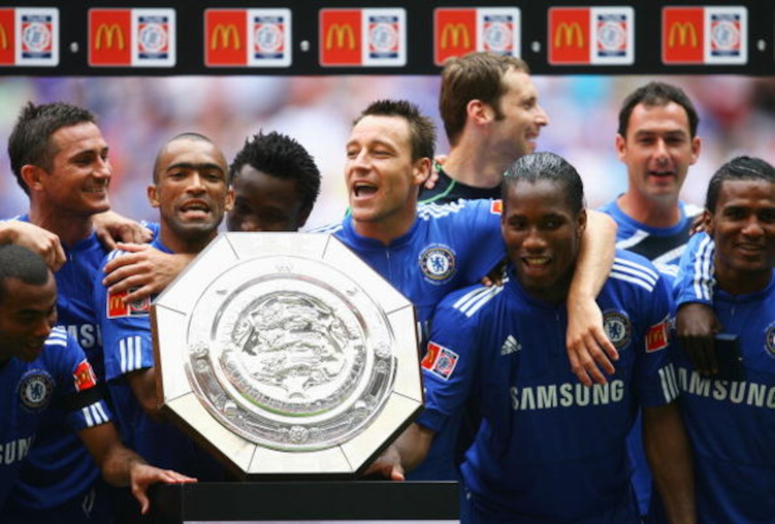 LONDON, ENGLAND - AUGUST 09:  Captain John Terry (C) of Chelsea leads the celebrations with the trophy after victory in the FA Community Shield match between Manchester United and Chelsea at Wembley Stadium on August 9, 2009 in London, England.  (Photo by