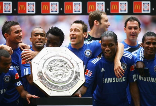 LONDON, ENGLAND - AUGUST 09:  Captain John Terry (C) of Chelsea leads the celebrations with the trophy after victory in the FA Community Shield match between Manchester United and Chelsea at Wembley Stadium on August 9, 2009 in London, England.  (Photo by