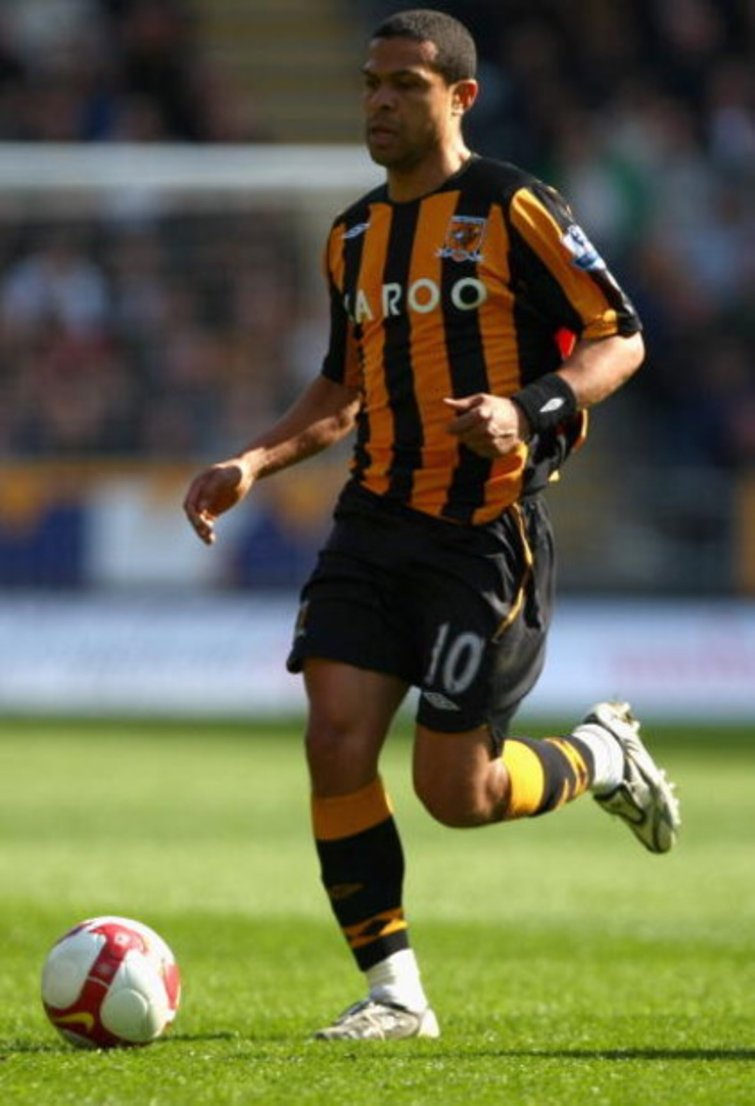 HULL, ENGLAND - APRIL 04:  Geovanni of Hull City runs with the ball during the Barclays Premier League match between Hull City and Portsmouth at the KC Stadium on April 4, 2009 in Hull, England.  (Photo by Clive Rose/Getty Images)