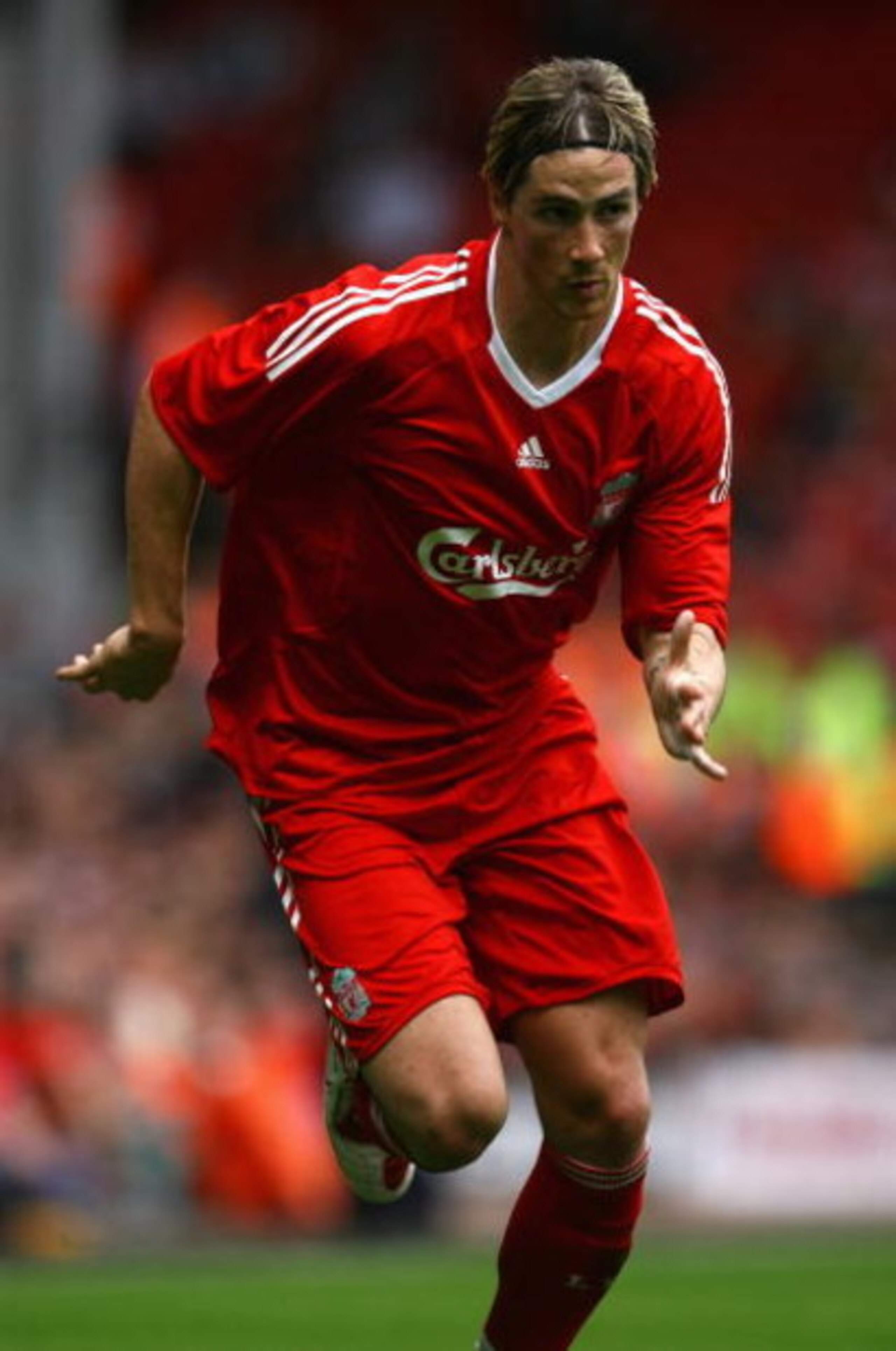 LIVERPOOL, ENGLAND - AUGUST 08:  Fernando Torres of Liverpool in action during the friendly match between Liverpool and Atletico Madrid at Anfield on August 8, 2009 in Liverpool, England. (Photo by Alex Livesey/Getty Images)