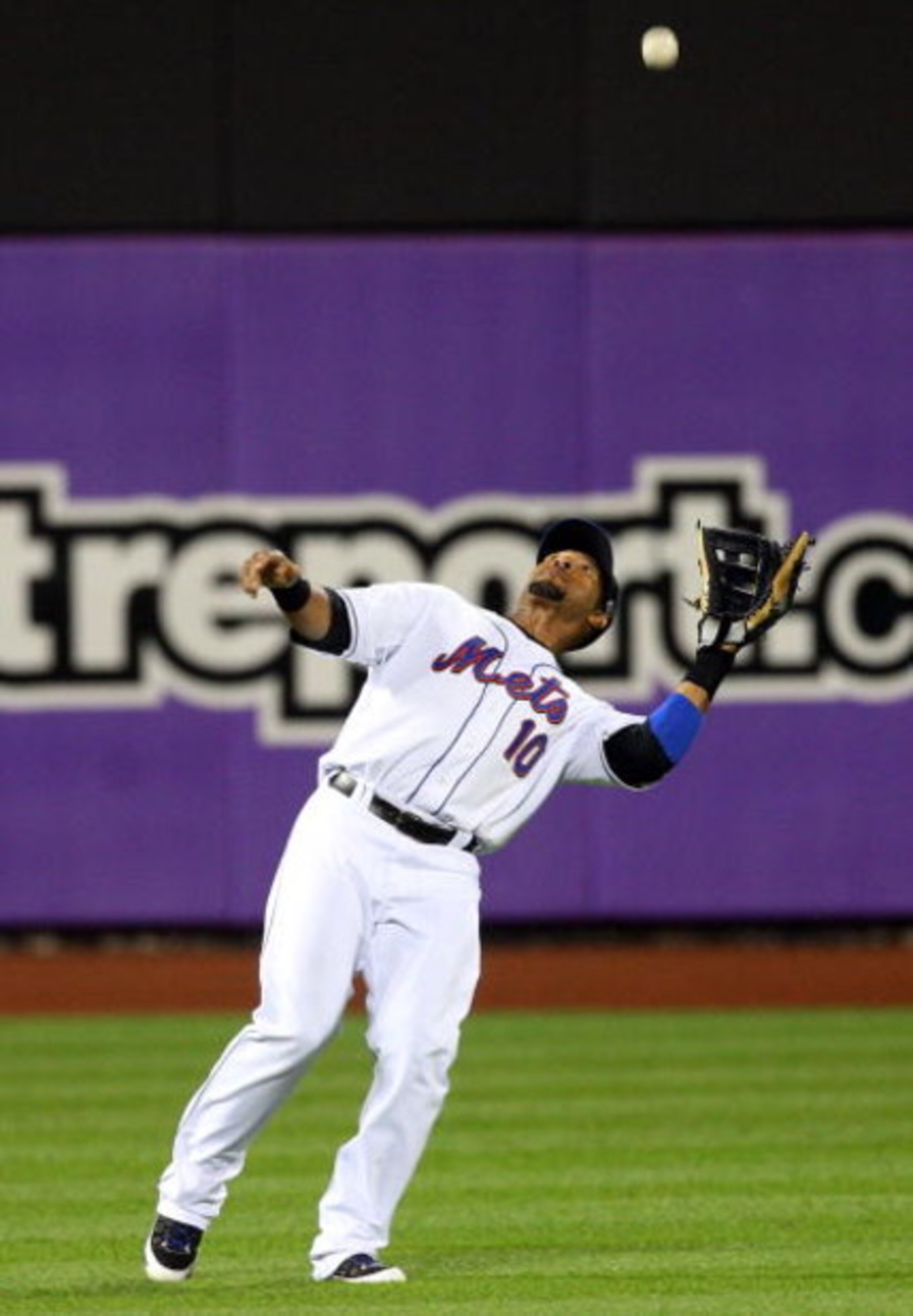 NEW YORK - JUNE 27:  Gary Sheffield #10 of the New York Mets makes a catch against the New York Yankees on June 27, 2009 at Citi Field in the Flushing neighborhood of the Queens borough of New York City.  (Photo by Jim McIsaac/Getty Images)