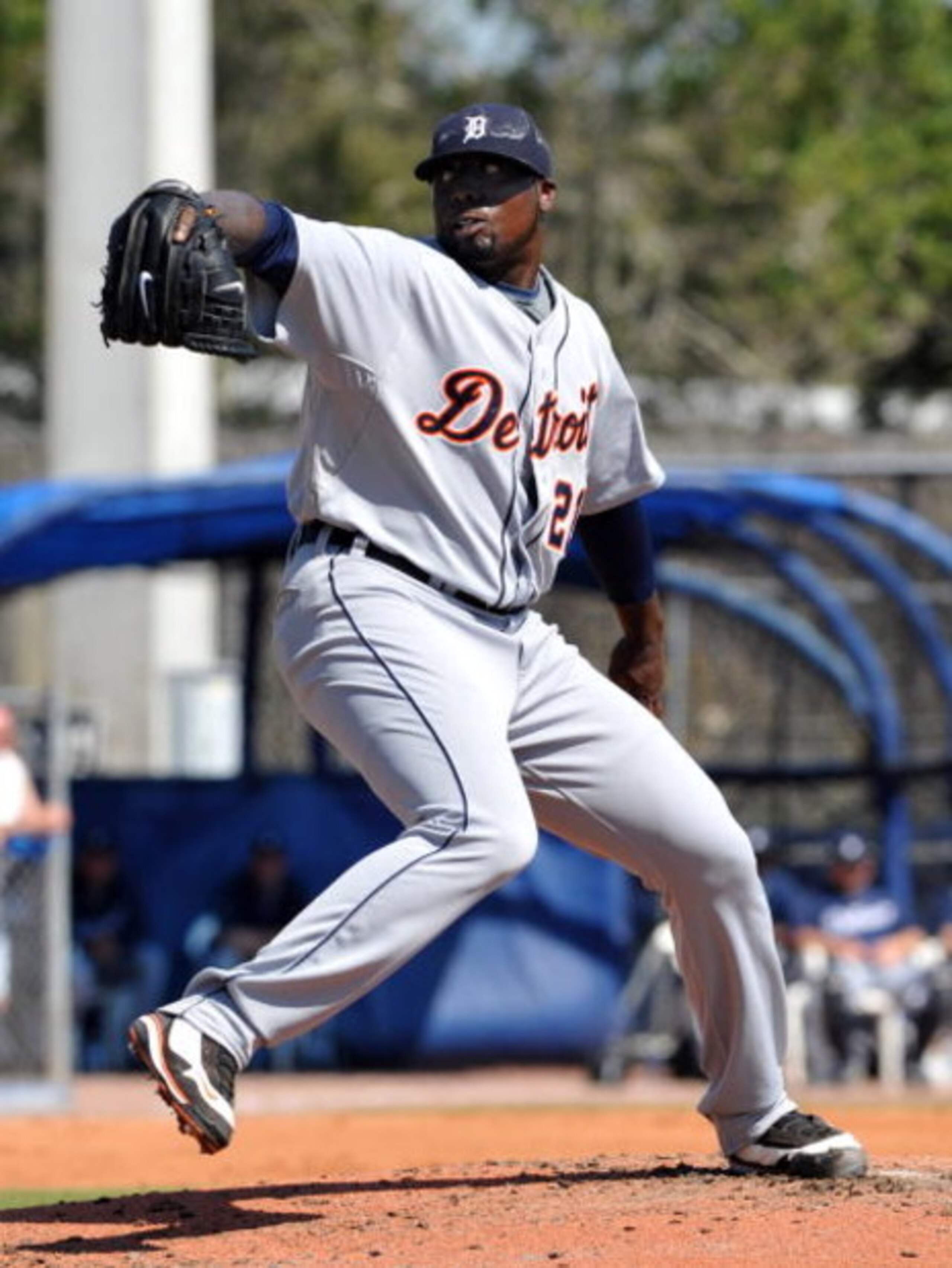 DUNEDIN, FL - FEBRUARY 27 :  Pitcher Dontrelle Willis of the Detroit Tigers pitches in relief against the Toronto Blue Jays February 27, 2009 at Dunedin Stadium in Dunedin, Florida.  (Photo by Al Messerschmidt/Getty Images)