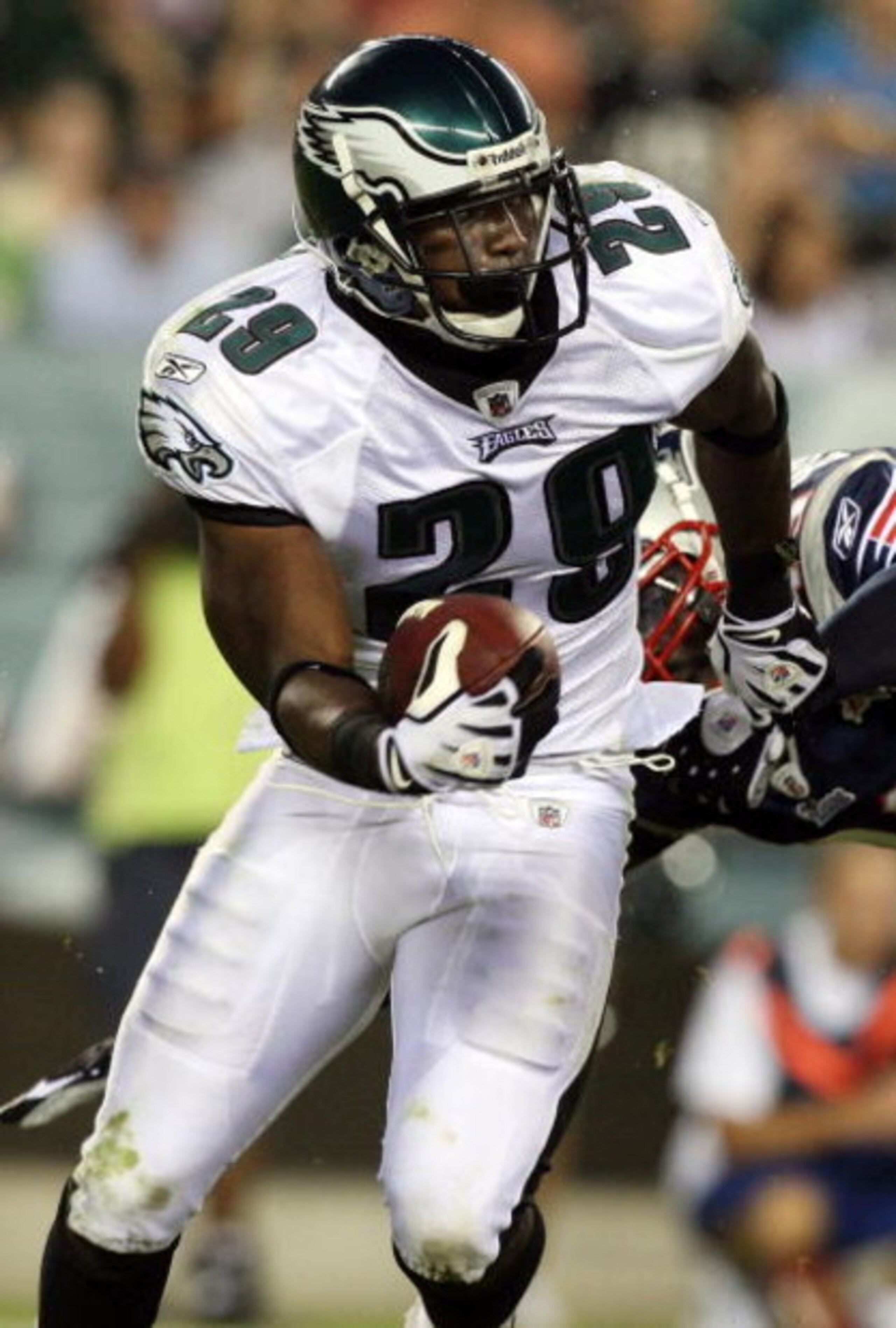 PHILADELPHIA - AUGUST 13:  LeSean McCoy #29 of the Philadelphia Eagles runs the ball against the New England Patriots on August 13, 2009 at Lincoln Financial Field in Philadelphia, Pennsylvania.  (Photo by Jim McIsaac/Getty Images)