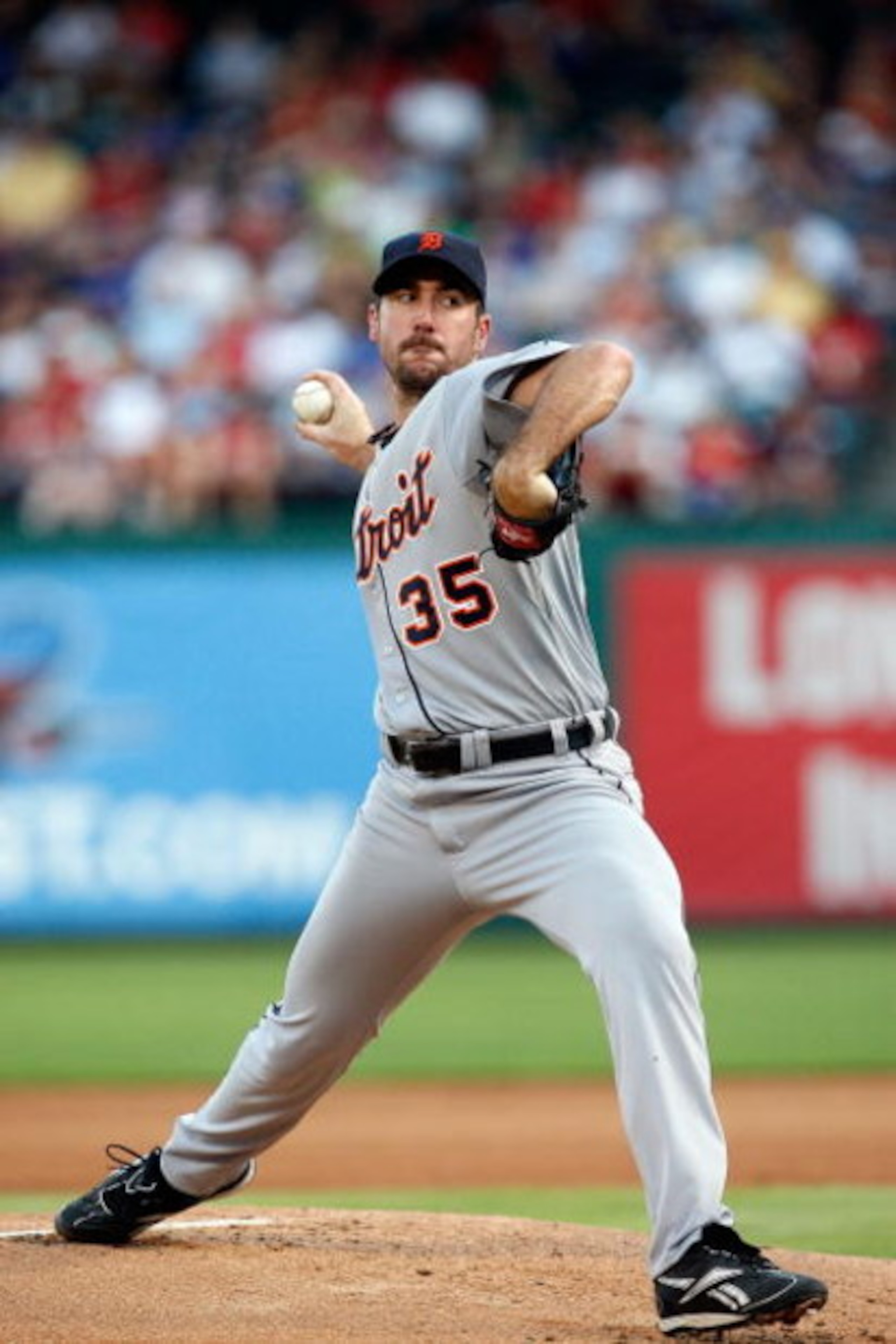 ARLINGTON, TX - JULY 29:  Pitcher Justin Verlander #35 of the Detroit Tigers throws against the Texas Rangers on July 29, 2009 at Rangers Ballpark in Arlington, Texas.  (Photo by Ronald Martinez/Getty Images)