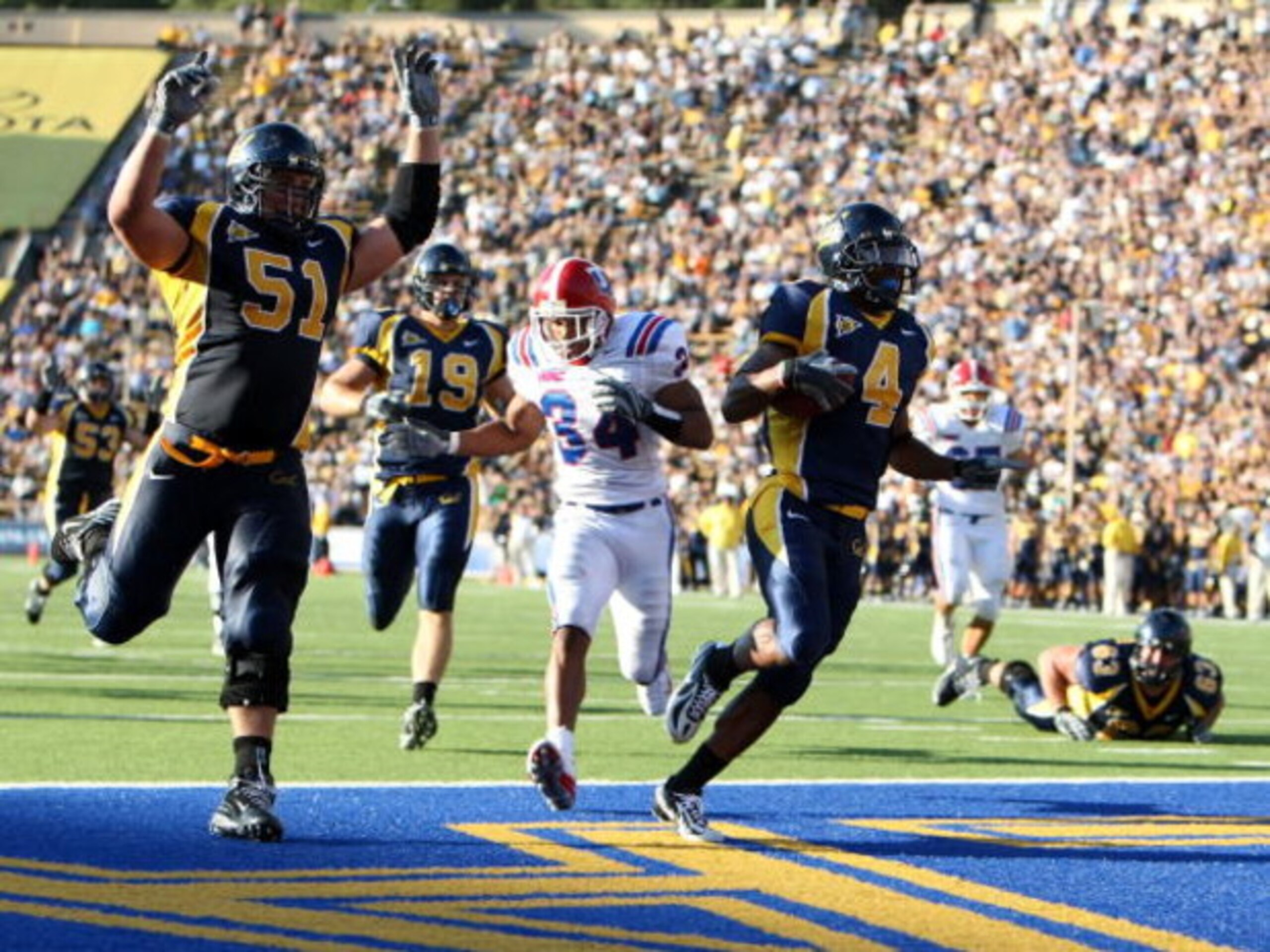 BERKELEY, CA - SEPTEMBER 15:  Jahvid Best #4 of the California Golden Bears runs in for a touchdown against the Louisiana Tech Bulldogs during an NCAA football game on September 15, 2007 at Memorial Stadium in Berkeley, California.  (Photo by Jed Jacobsoh