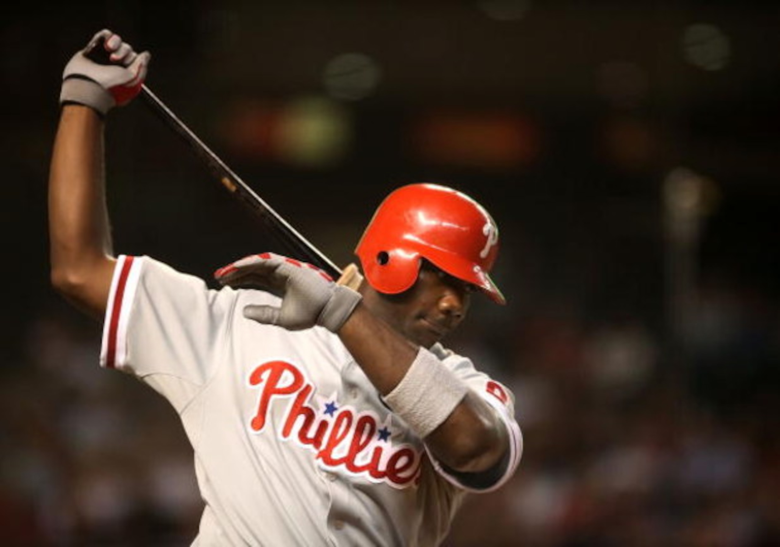 PHOENIX - JULY 29: Ryan Howard #6 of the Philadelphia Phillies warms up on deck during the major league baseball game against the Arizona Diamondbacks at Chase Field on July 29, 2009 in Phoenix, Arizona. The Diamondbacks defeated the Phillies 4-0. (Pho PHOENIX - JULY 29: Ryan Howard #6 of the Philadelphia Phillies warms up on deck during the major league baseball game against the Arizona Diamondbacks at Chase Field on July 29, 2009 in Phoenix, Arizona. The Diamondbacks defeated the Phillies 4-0. (Pho