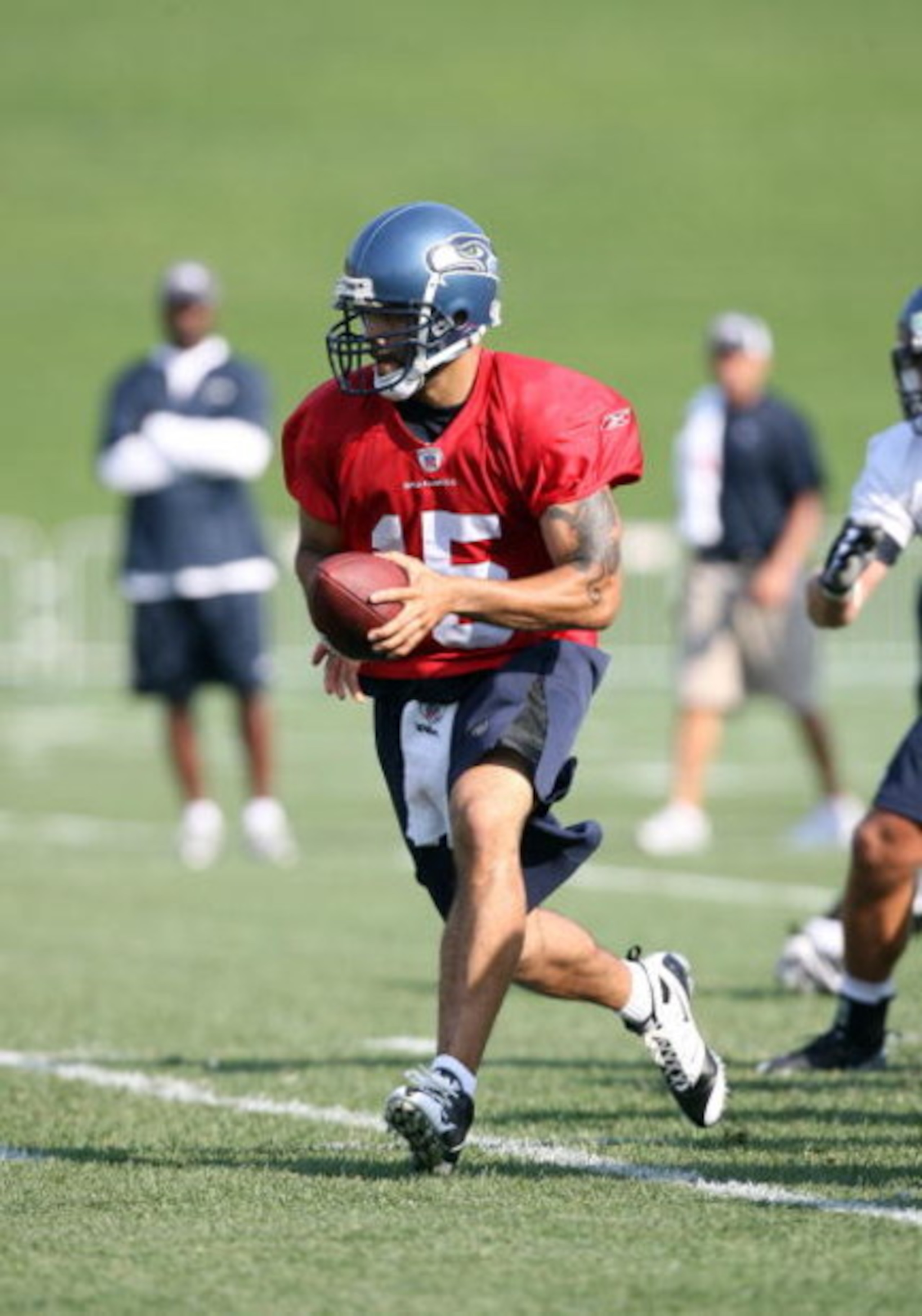 RENTON, WA - JULY 31:  Back-up quarterback Seneca Wallace #15 looks to hand the ball off during training camp at the Seahawks training facility on July 31, 2009 in Renton, Washington. (Photo by Otto Greule Jr/Getty Images)