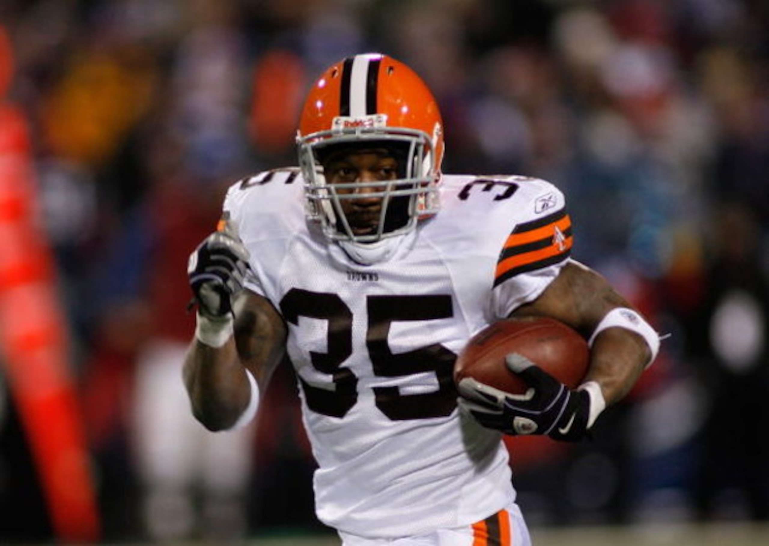 ORCHARD PARK, NY - NOVEMBER 17: Jerome Harrison #35 of the Cleveland Browns runs 72 yards for a touchdown against the Buffalo Bills on November 17, 2008 at Ralph Wilson Stadium in Orchard Park, New York.  (Photo by Rick Stewart/Getty Images)