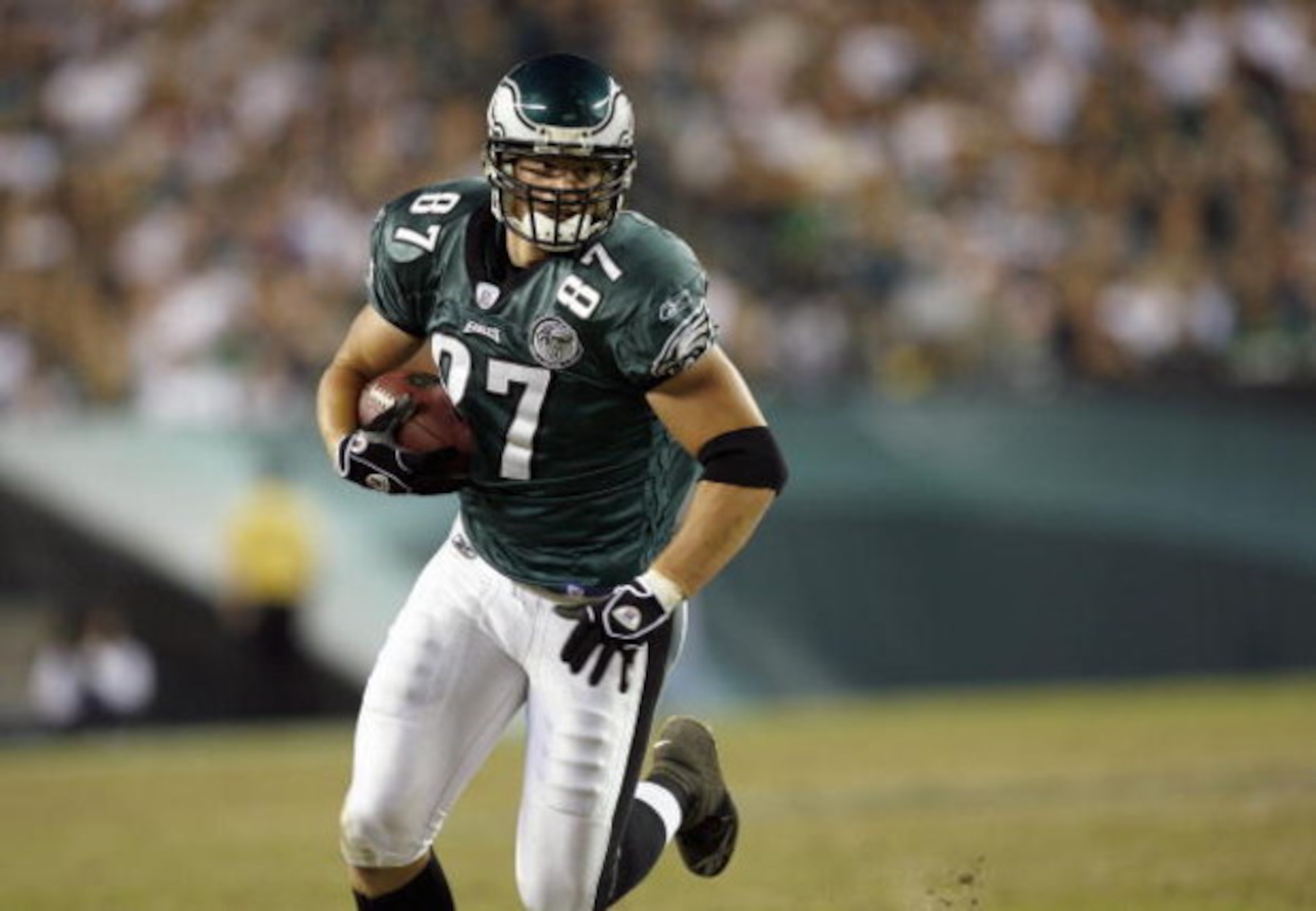 PHILADELPHIA - OCTOBER 21: Brent Celek #87 of the Philadelphia Eagles carries the ball during the game against the Chicago Bears at Lincoln Financial Field October 21, 2007 in Philadelphia, Pennsylvania. (Photo by Kevin C. Cox/Getty Images)