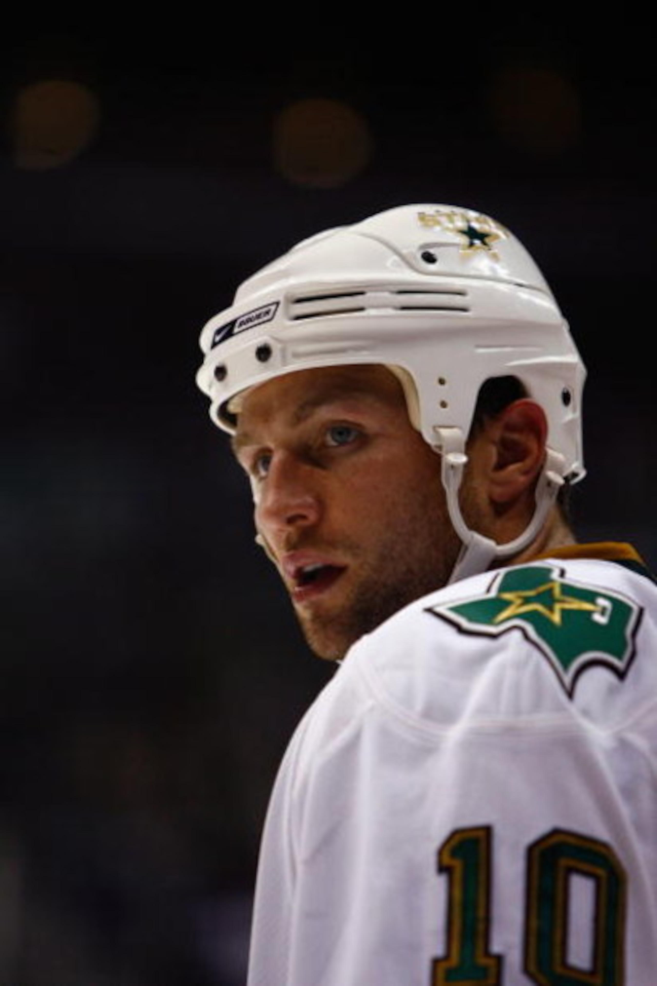 LOS ANGELES - NOVEMBER 11:  Brenden Morrow #10 of the Dallas Stars looks on during the game against the Los Angeles Kings at Staples Center on November 11, 2008 in Los Angeles, California. (Photo by Jeff Gross/Getty Images)