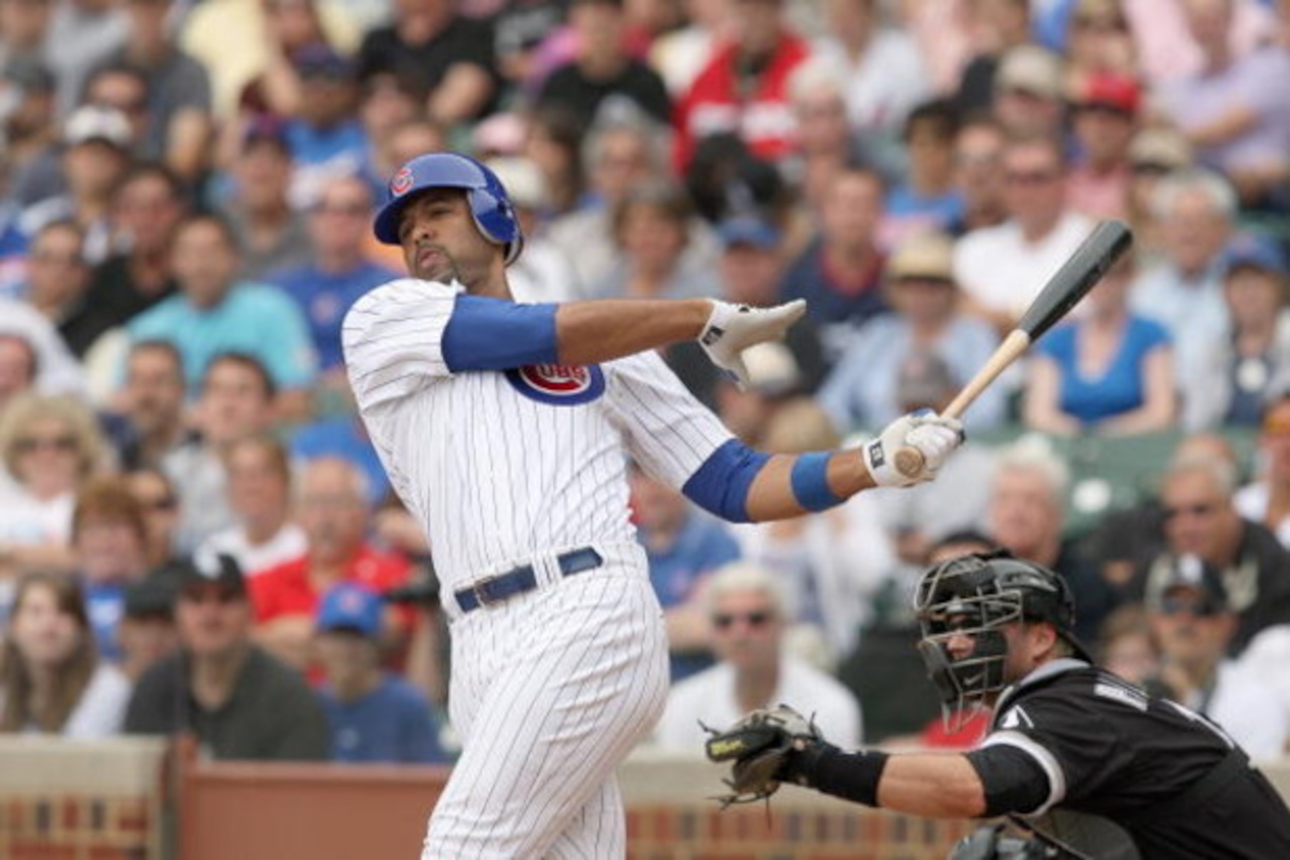 CHICAGO - JUNE 17: Derreck Lee #25 of the Chicago Cubs swings at the pitch against the Chicago White Sox on June 17, 2009 at Wrigley Field in Chicago, Illinois. (Photo by Jonathan Daniel/Getty Images) 