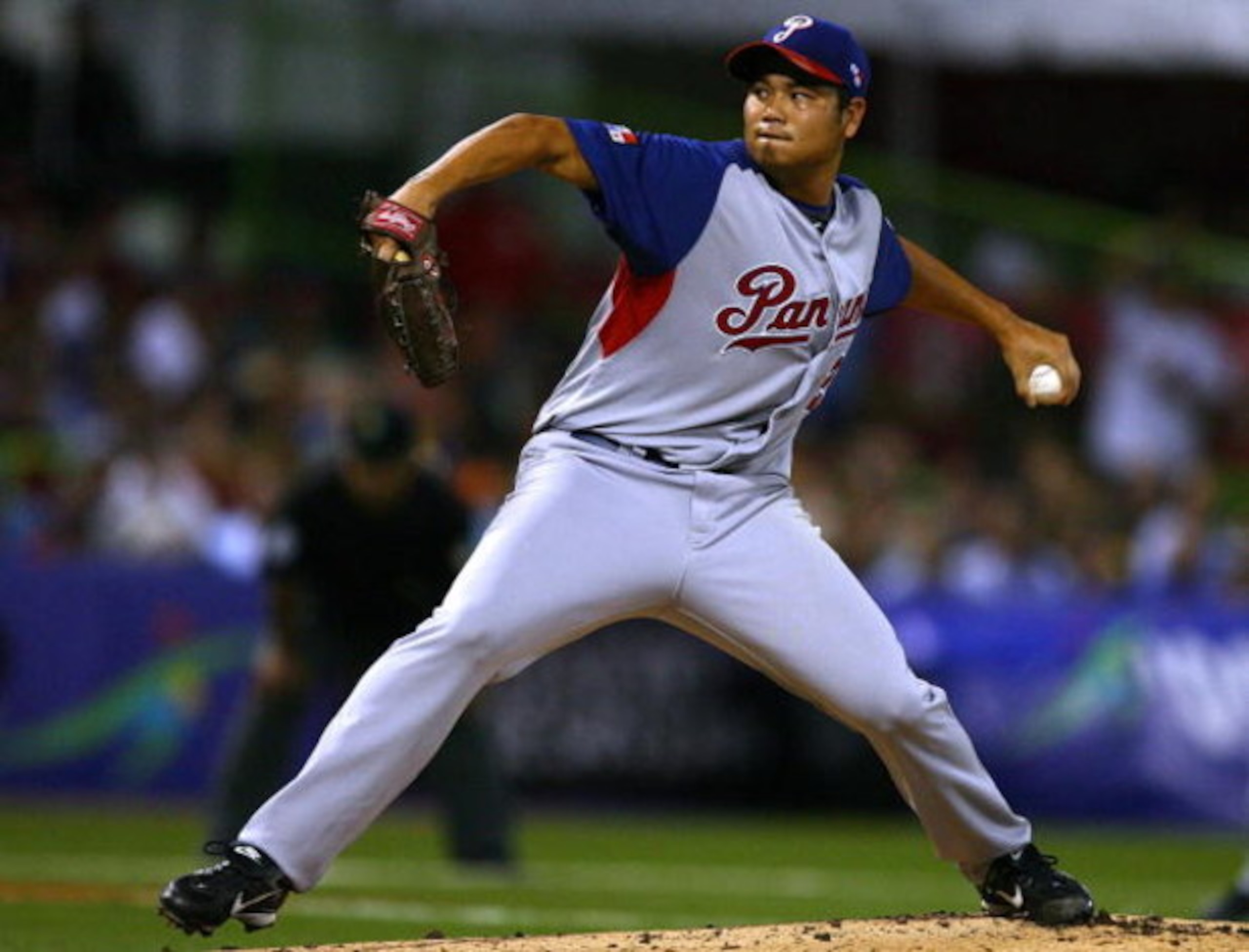 SAN JUAN, PUERTO RICO - MARCH 07:  Bruce Chen #27 of Panama pictches against Puerto Rico during the 2009 World Baseball Classic Pool D match on March 7, 2009 at Hiram Bithorn Stadium in San Juan, Puerto Rico.  (Photo by Al Bello/Getty Images)