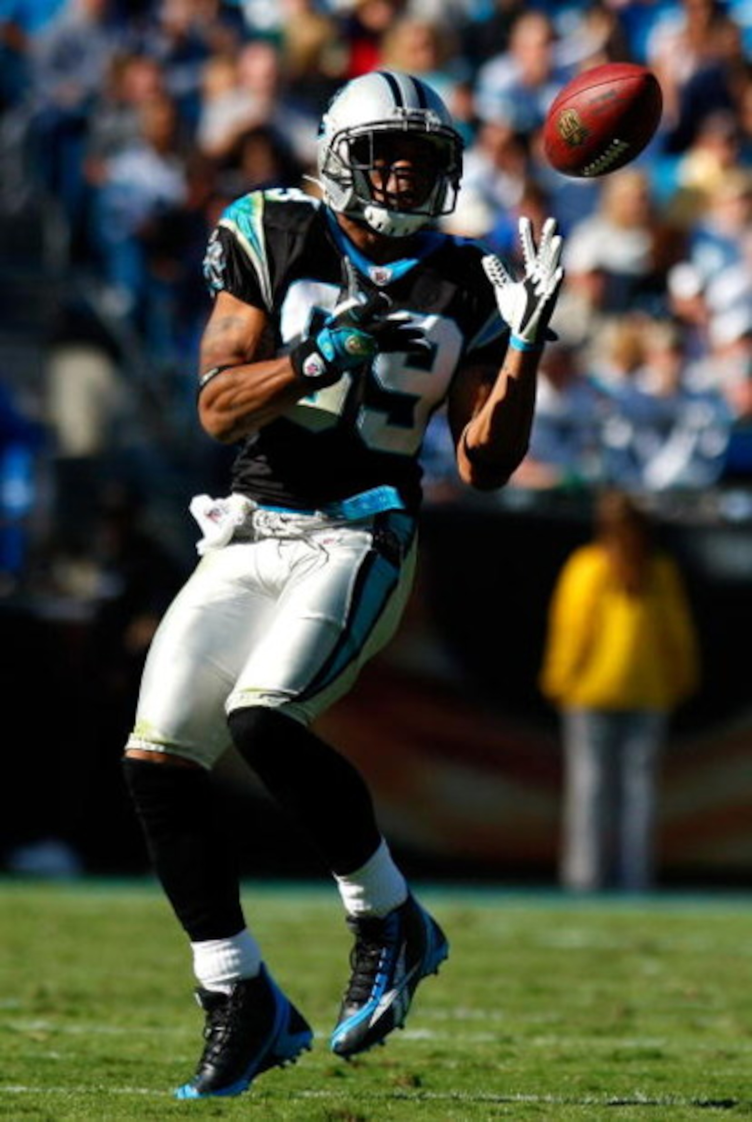 CHARLOTTE, NC - OCTOBER 19:  Receiver Steve Smith #89 of the Carolina Panthers pulls in this reception against the New Orleans Saints during the game at Bank of America Stadium on October 19, 2008 in Charlotte, North Carolina.  (Photo by Kevin C. Cox/Gett