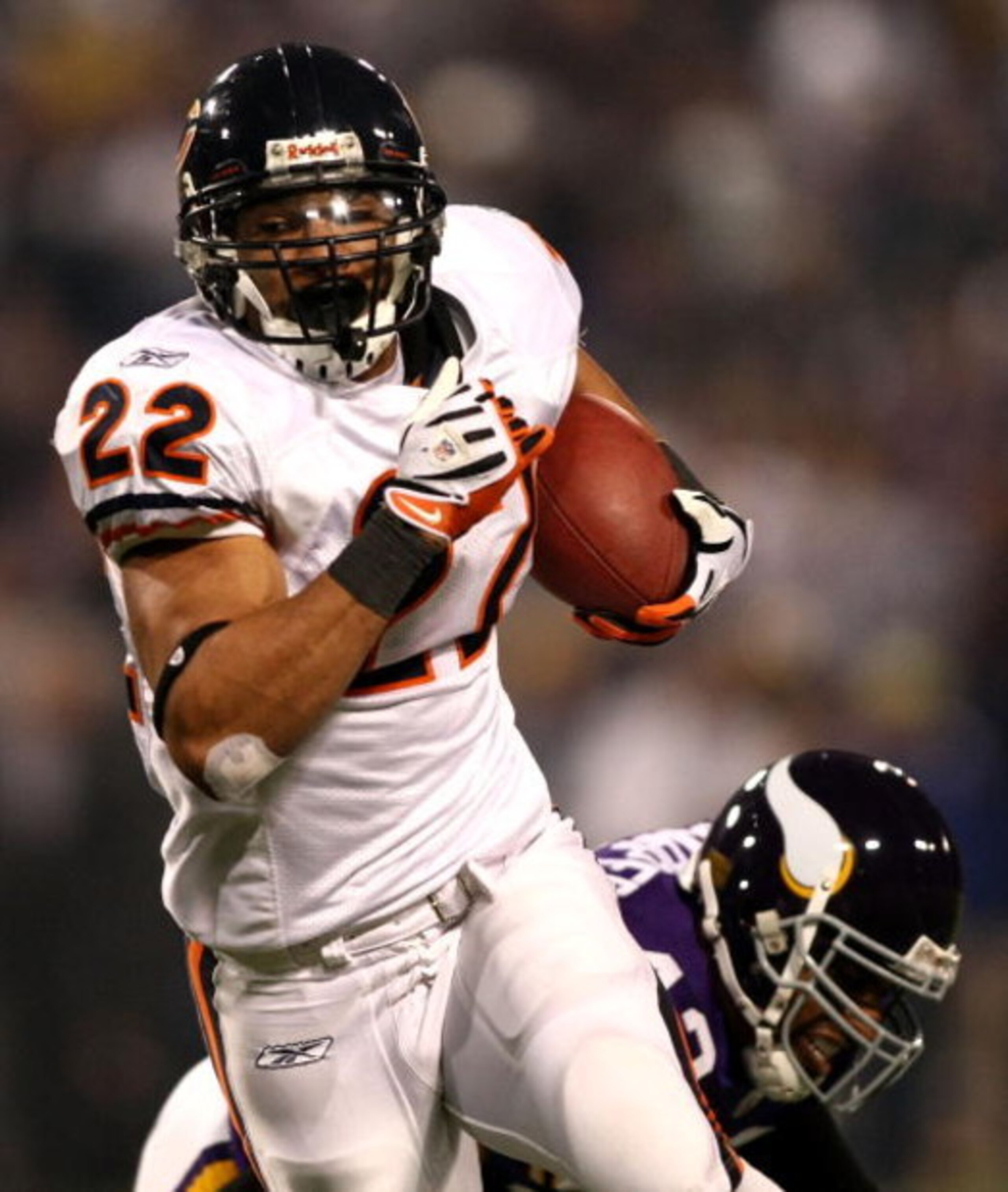 MINNEAPOLIS - NOVEMBER 30:  Matt Forte #22 of the Chicago Bears eludes Darren Sharper #42  of the Minnesota Vikings at the Metrodome on November 30, 2008 in Minneapolis, Minnesota.  (Photo by Jonathan Ferrey/Getty Images)